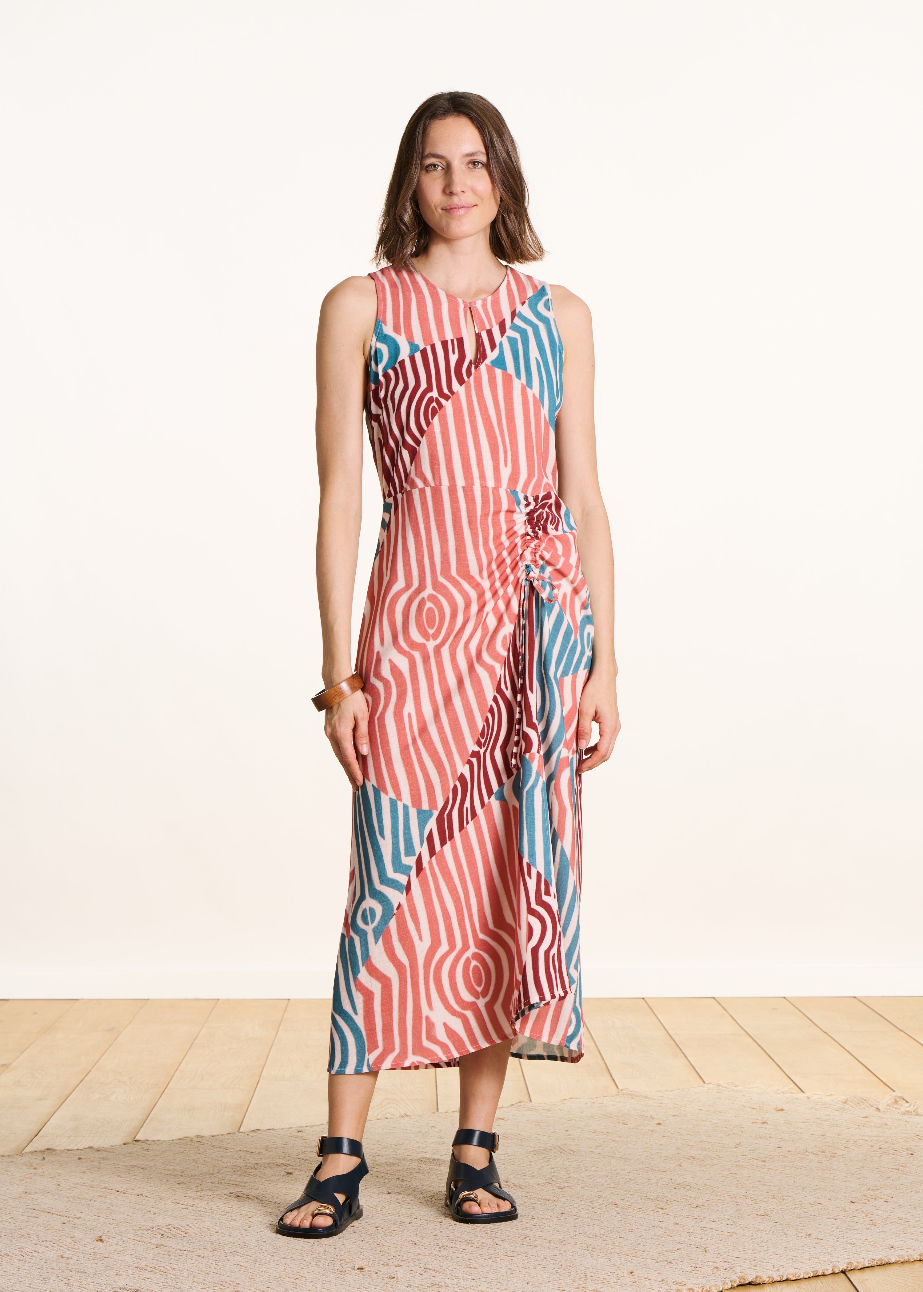 Sleeveless long dress with brown and blue print