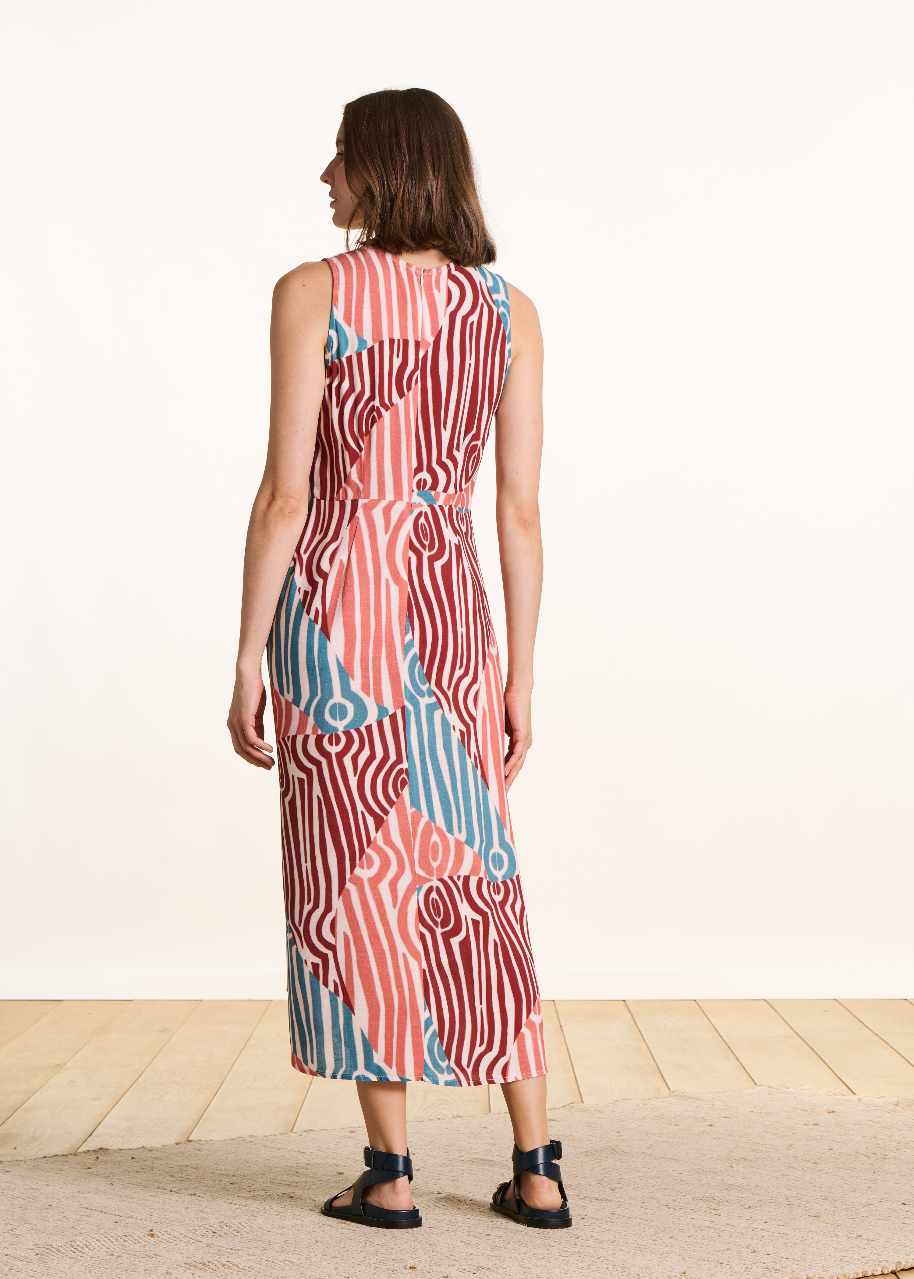 Sleeveless long dress with brown and blue print