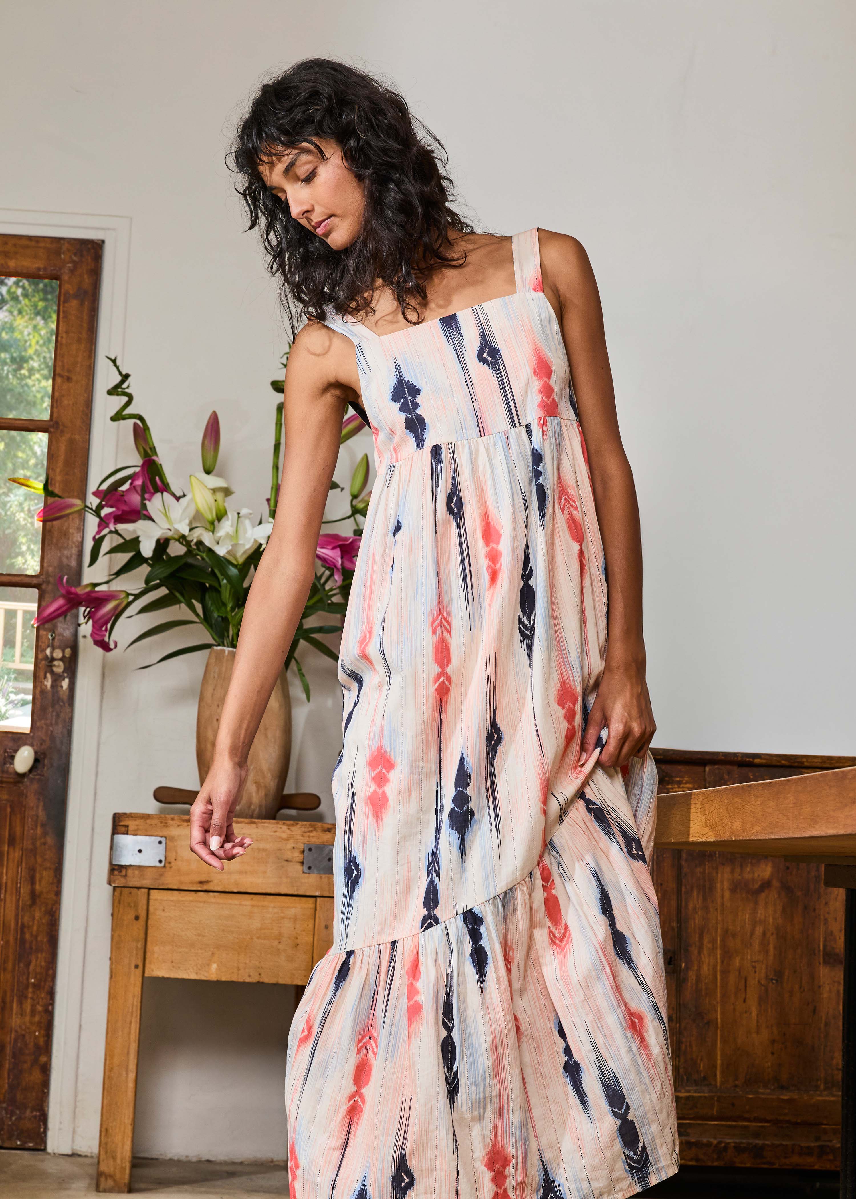 Langes Kleid mit blauem und rosafarbenem Print