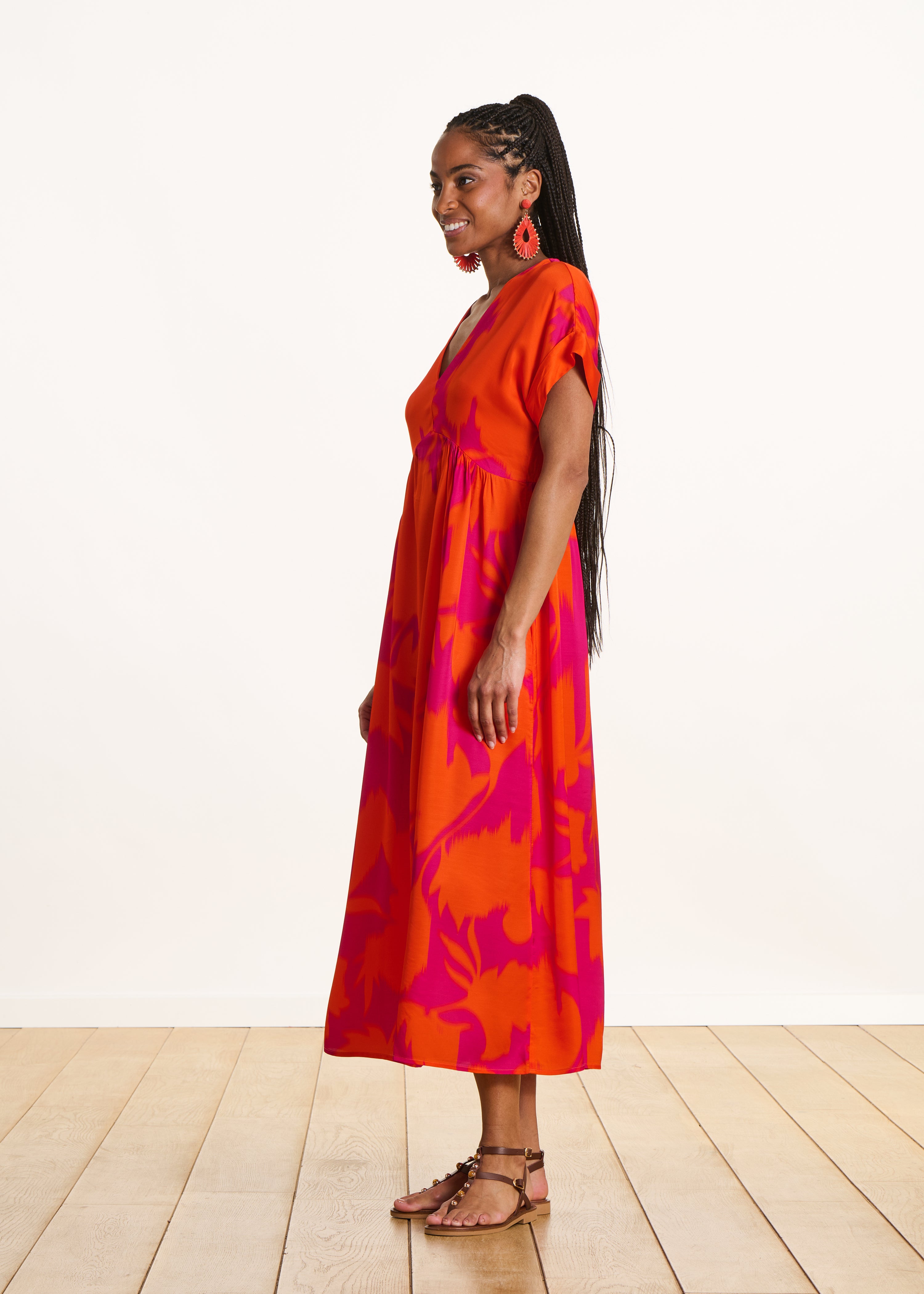 Langes Kleid aus Satin mit rosa-orangefarbenem Blumenmuster