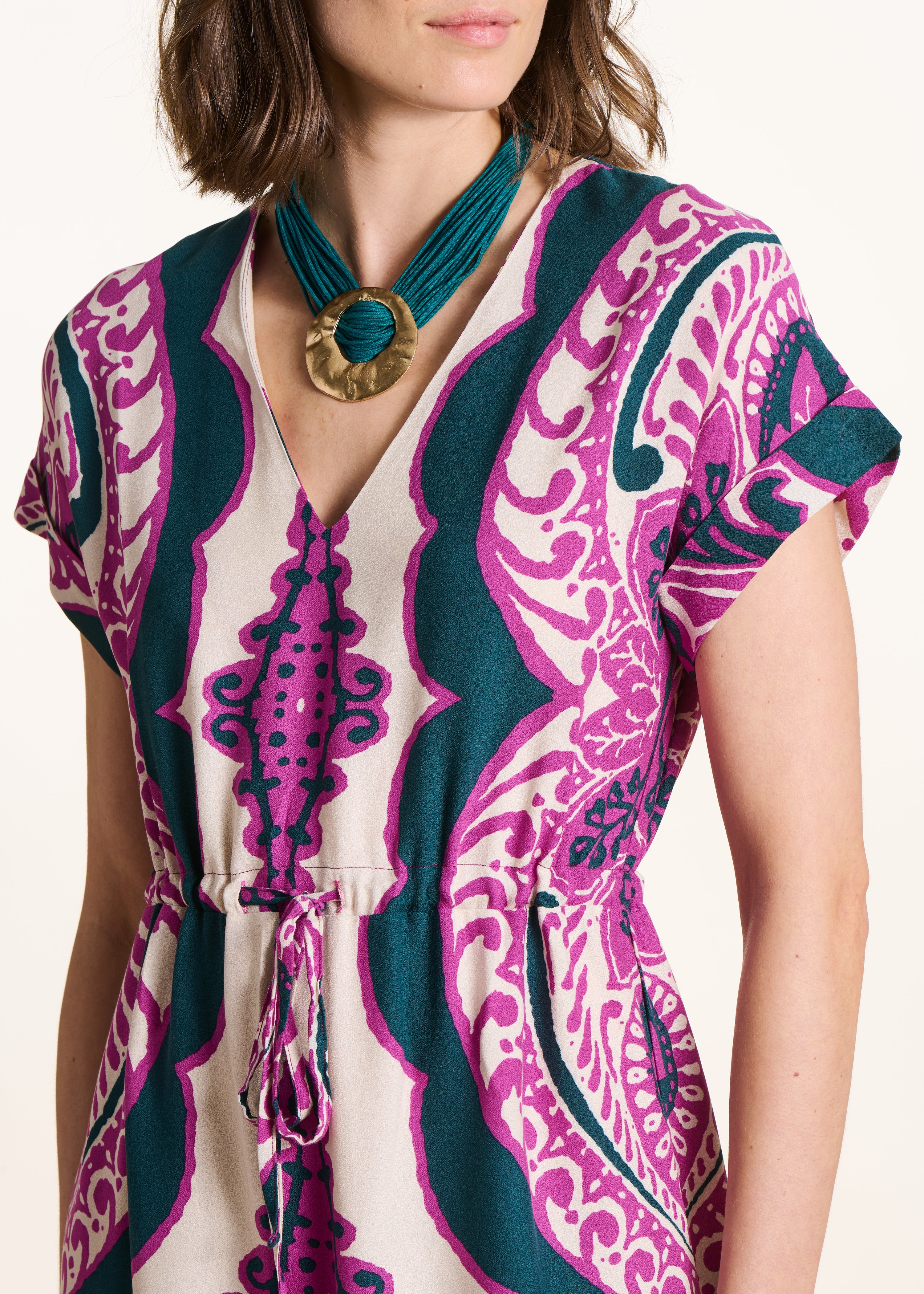 Langes Kleid mit Schlitz und kurzen Ärmeln in violettem Druck