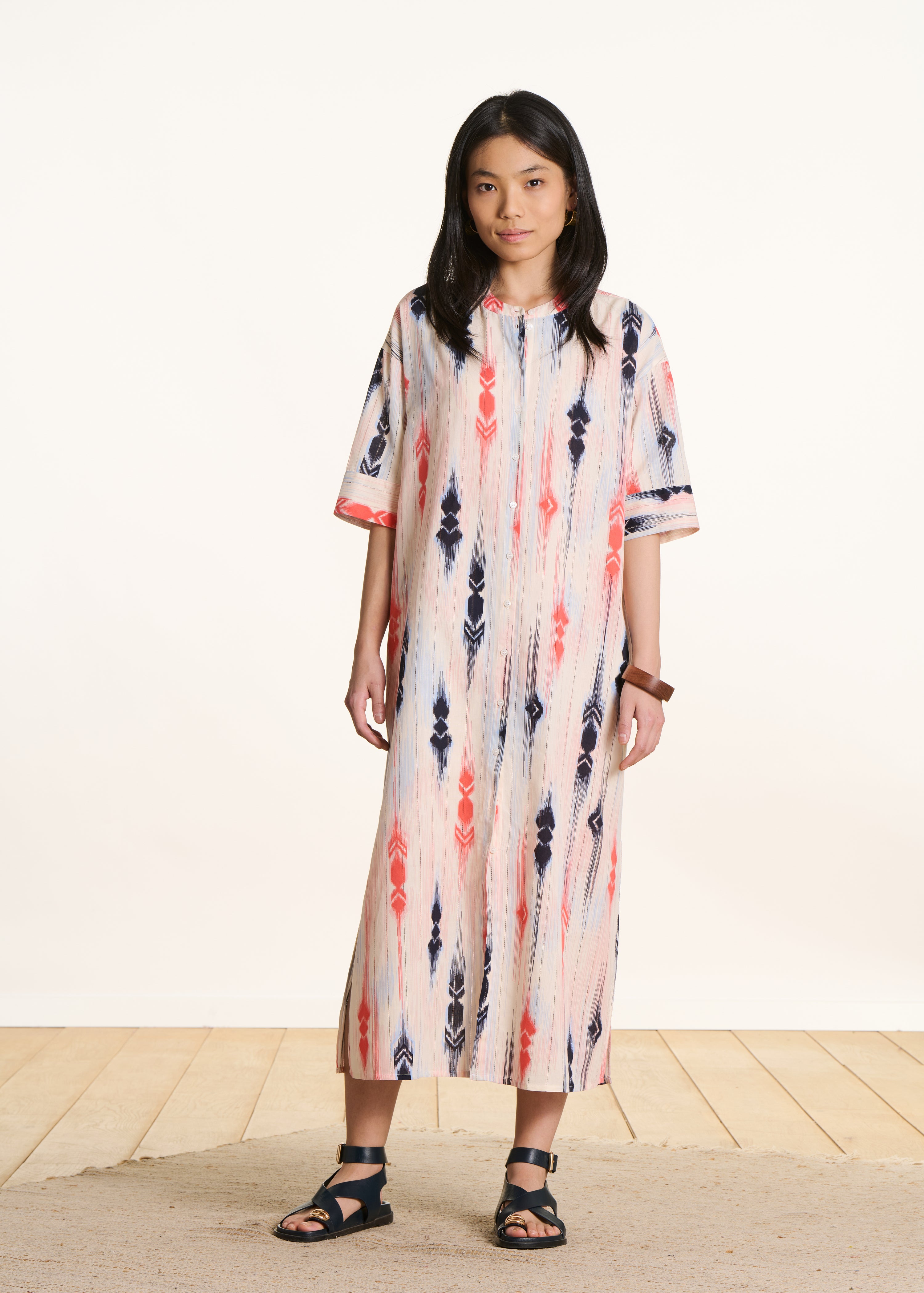 Abito camicia in voile di cotone biologico con stampa blu e rosa