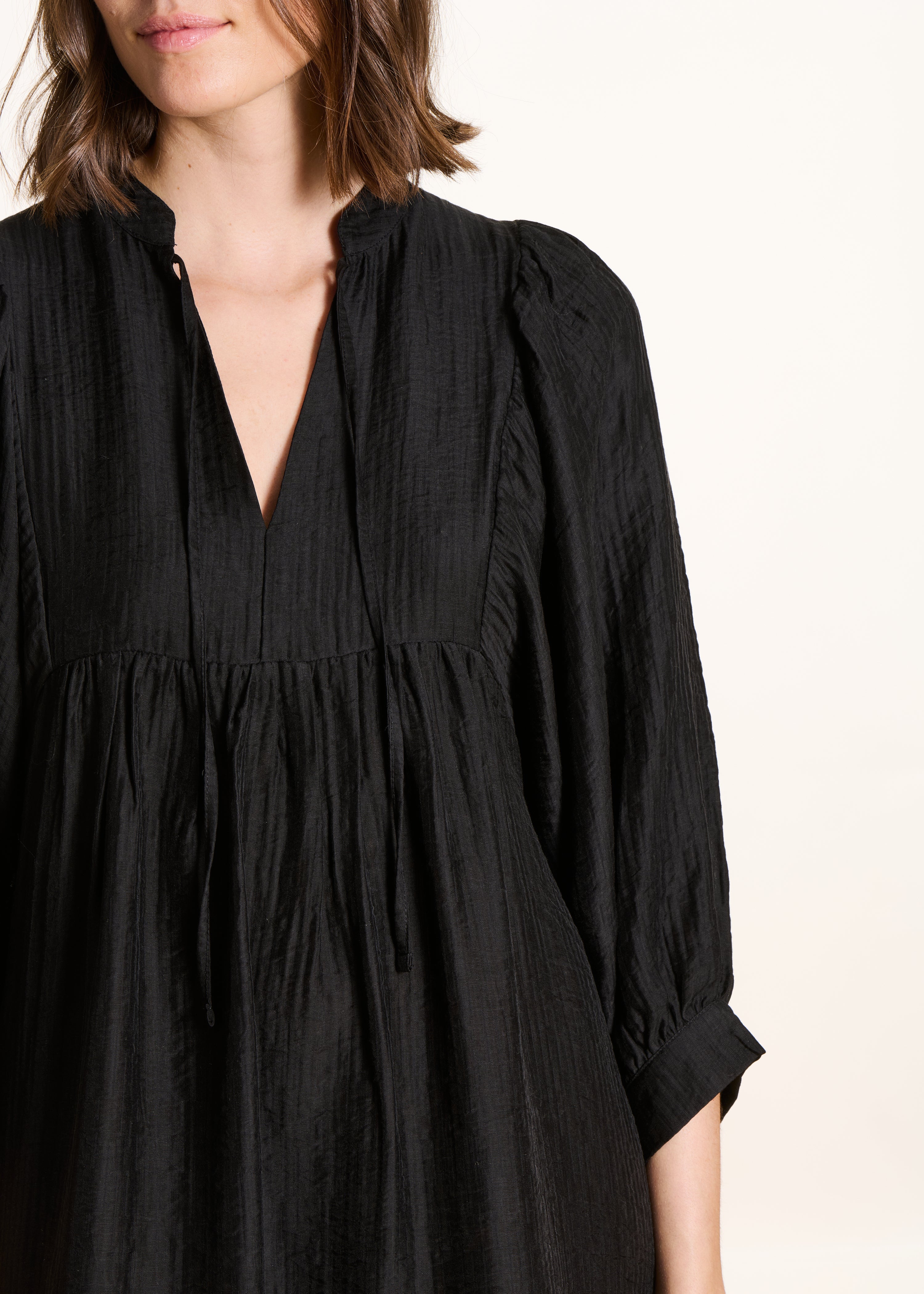 Vestido largo fluido negro mangas largas