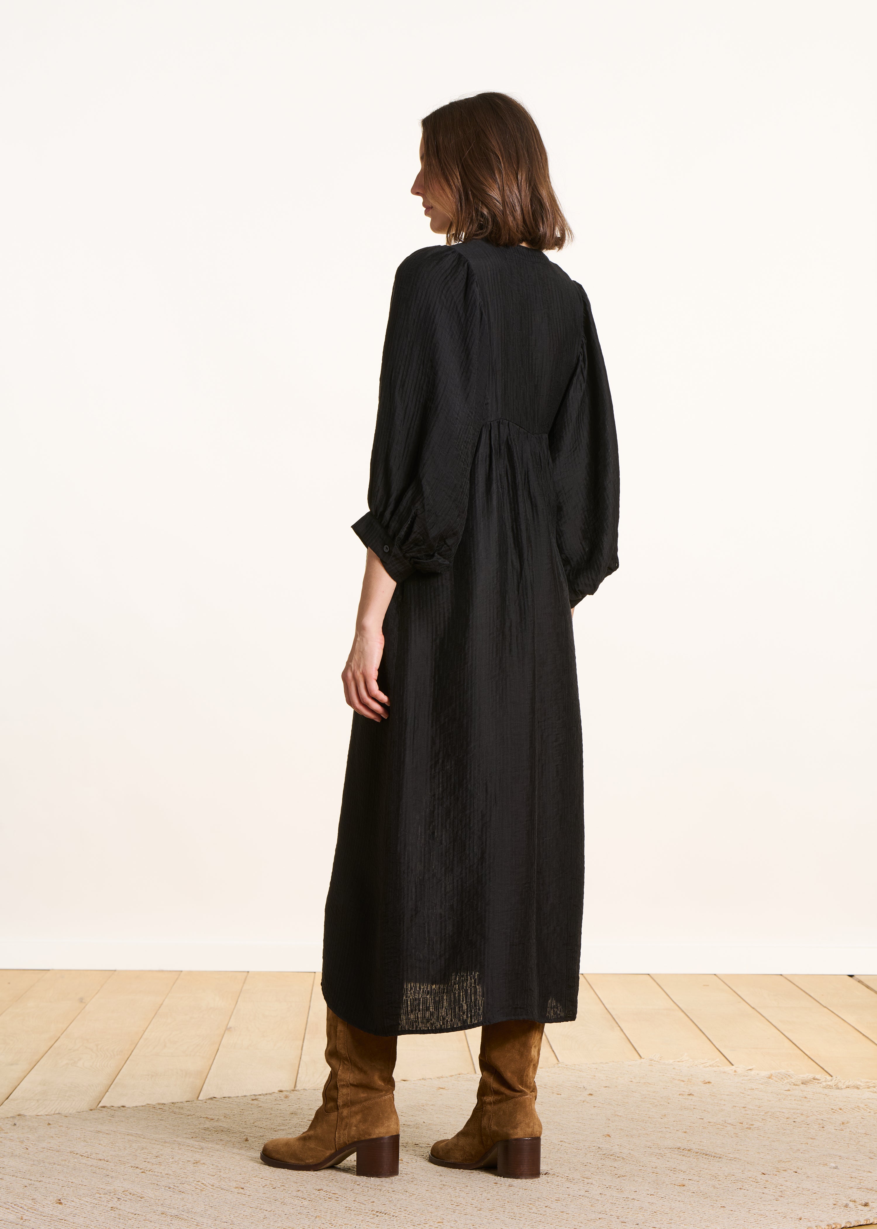 Vestido largo fluido negro mangas largas