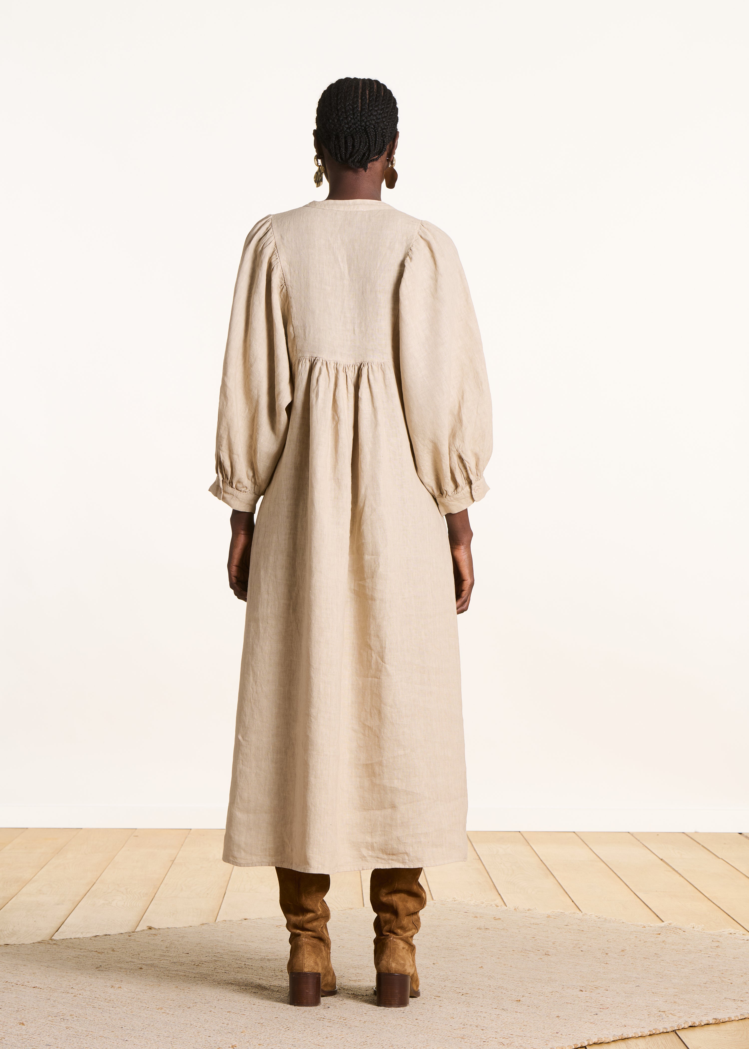 Abito lungo beige in lino con maniche lunghe