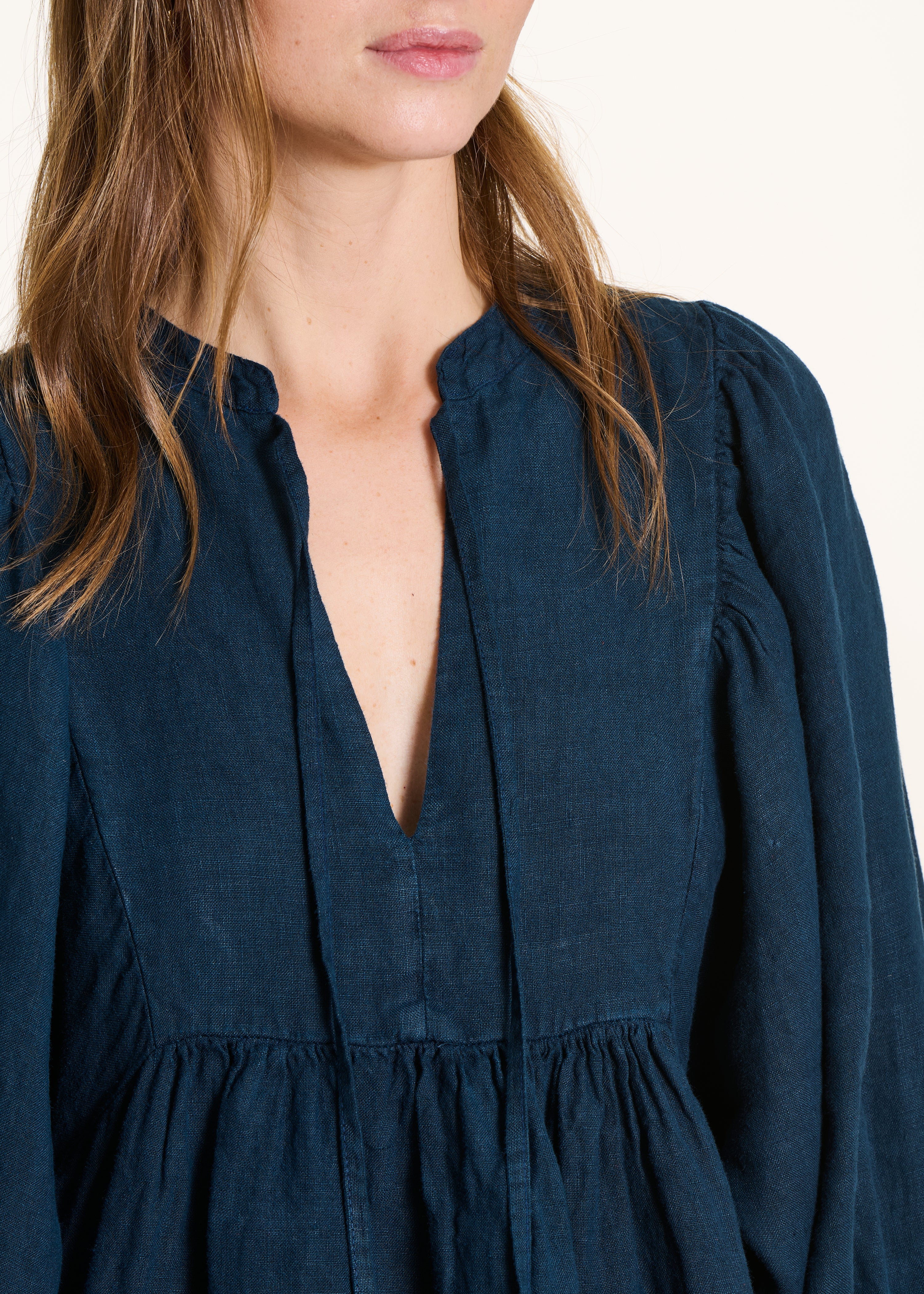 Langes Kleid in Petrolblau aus Leinen mit langen Ärmeln