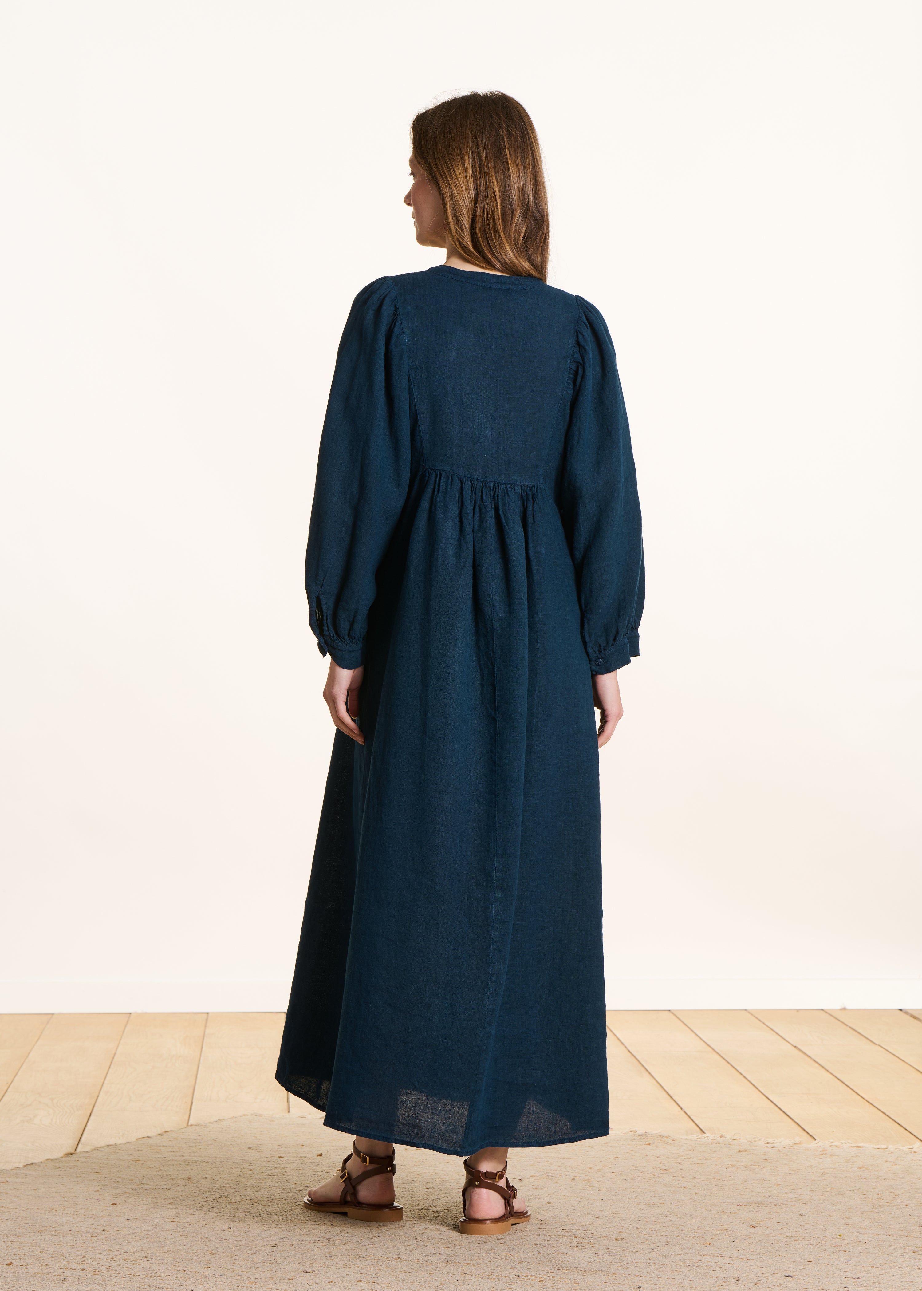 Langes Kleid in Petrolblau aus Leinen mit langen Ärmeln