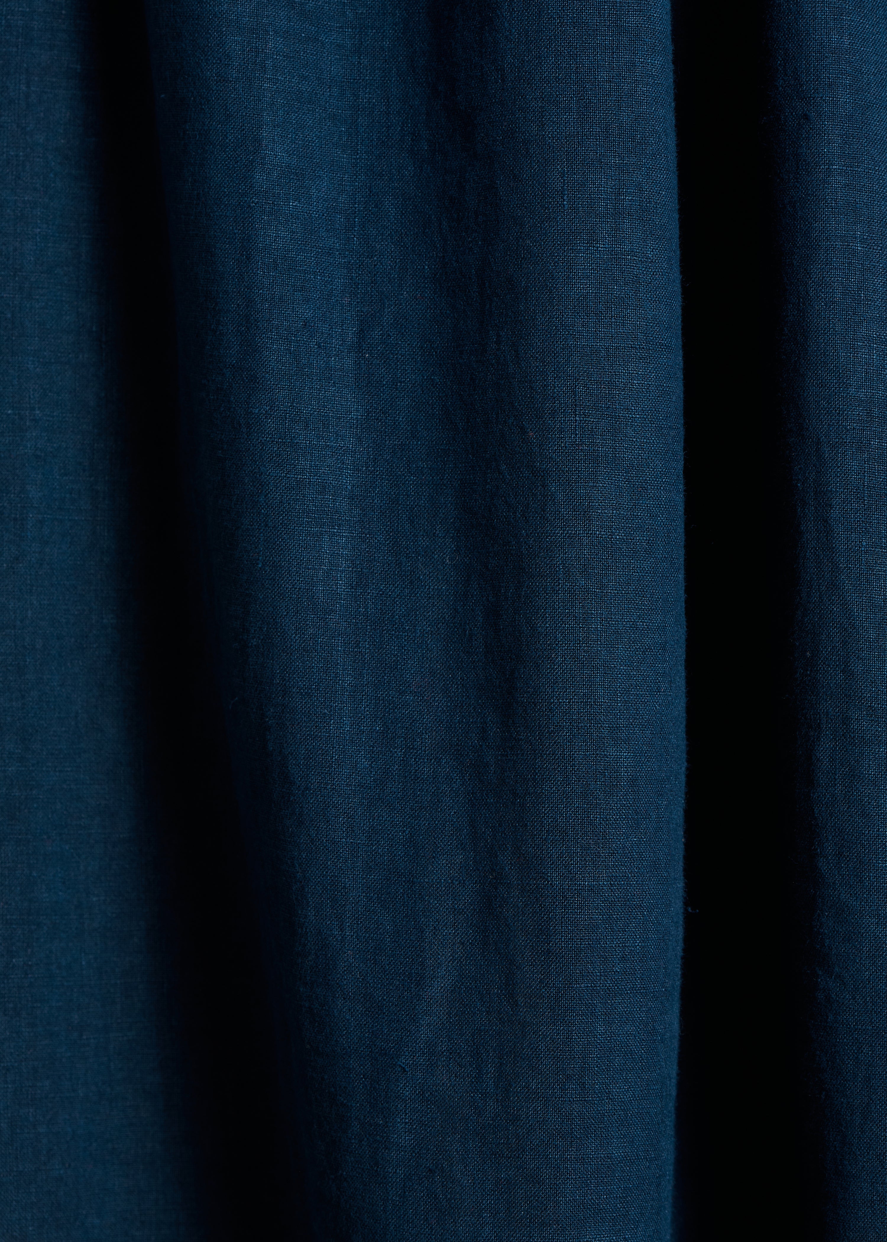 Langes Kleid in Petrolblau aus Leinen mit langen Ärmeln