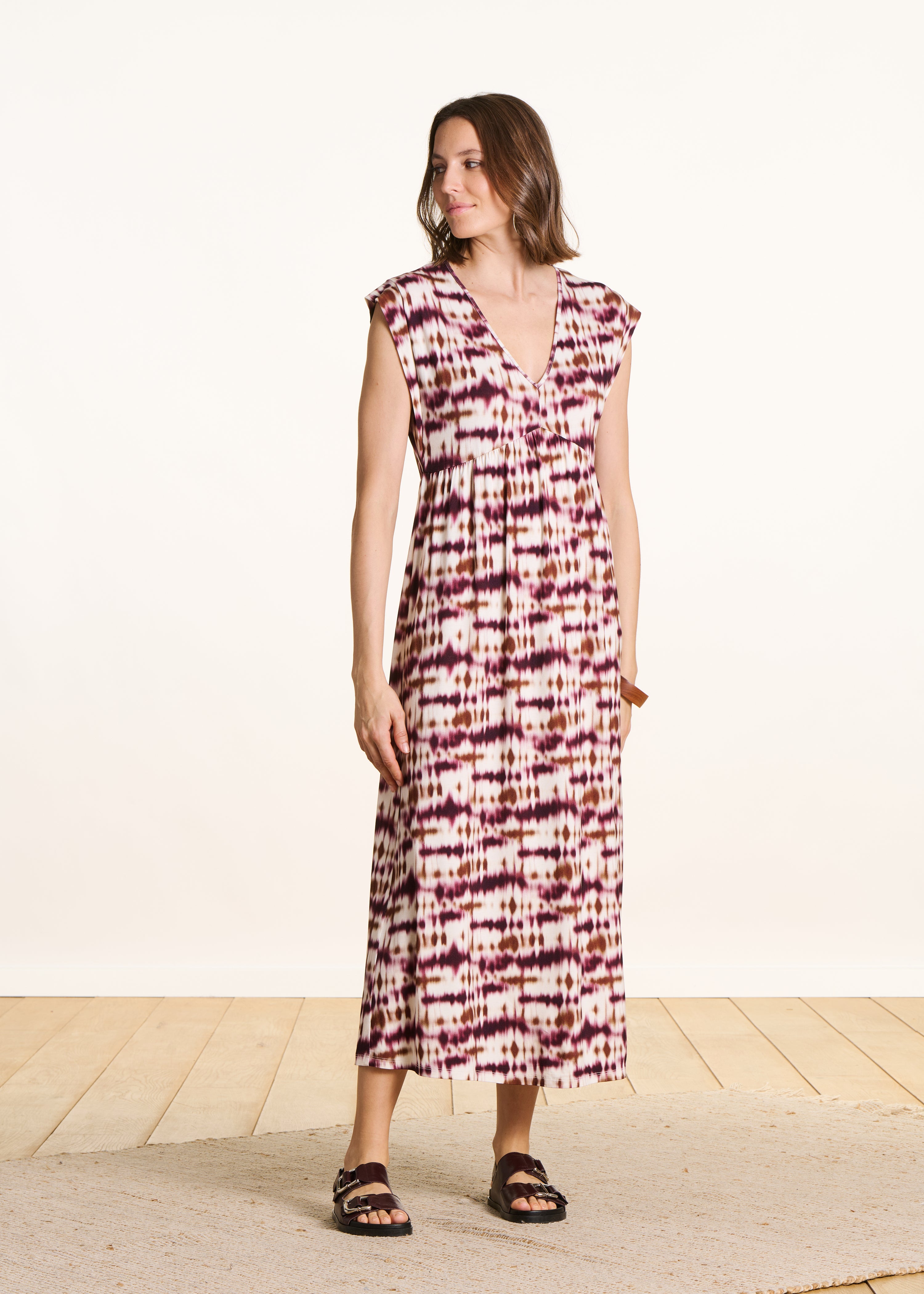 Midi dress with V-neck and burgundy tie-dye print