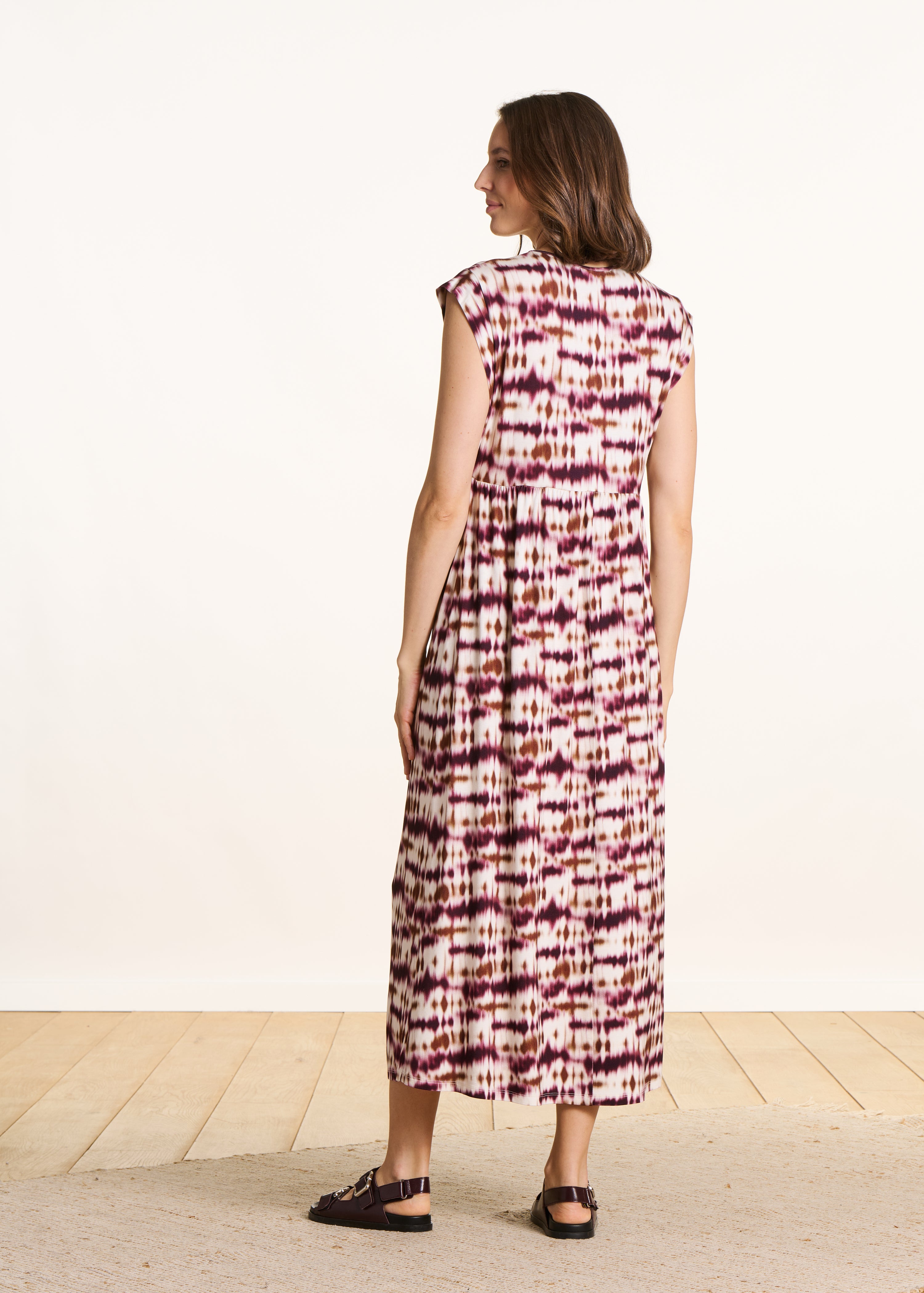 Midi dress with V-neck and burgundy tie-dye print