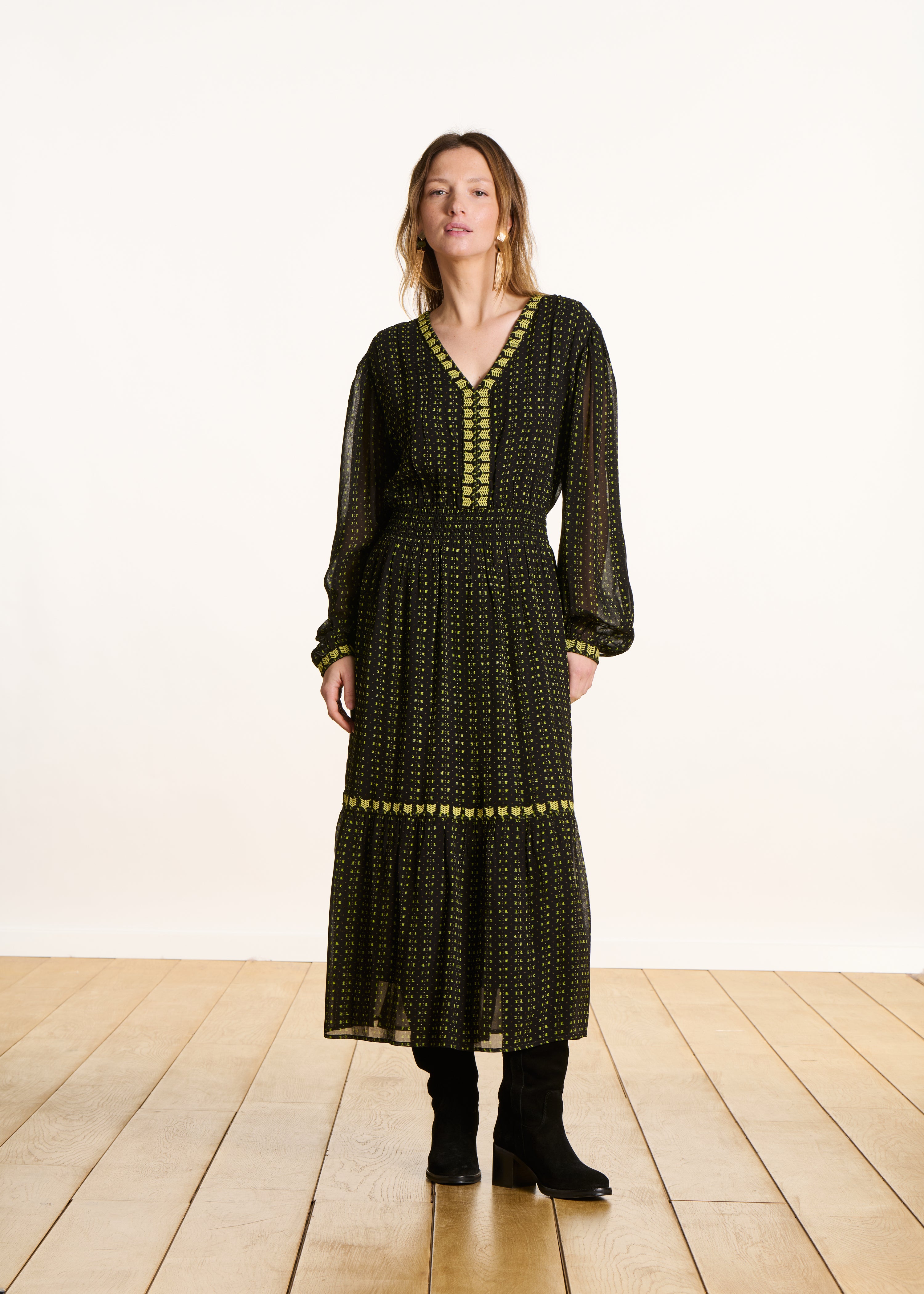 Grünes, langärmeliges, bedrucktes, tailliertes Maxikleid