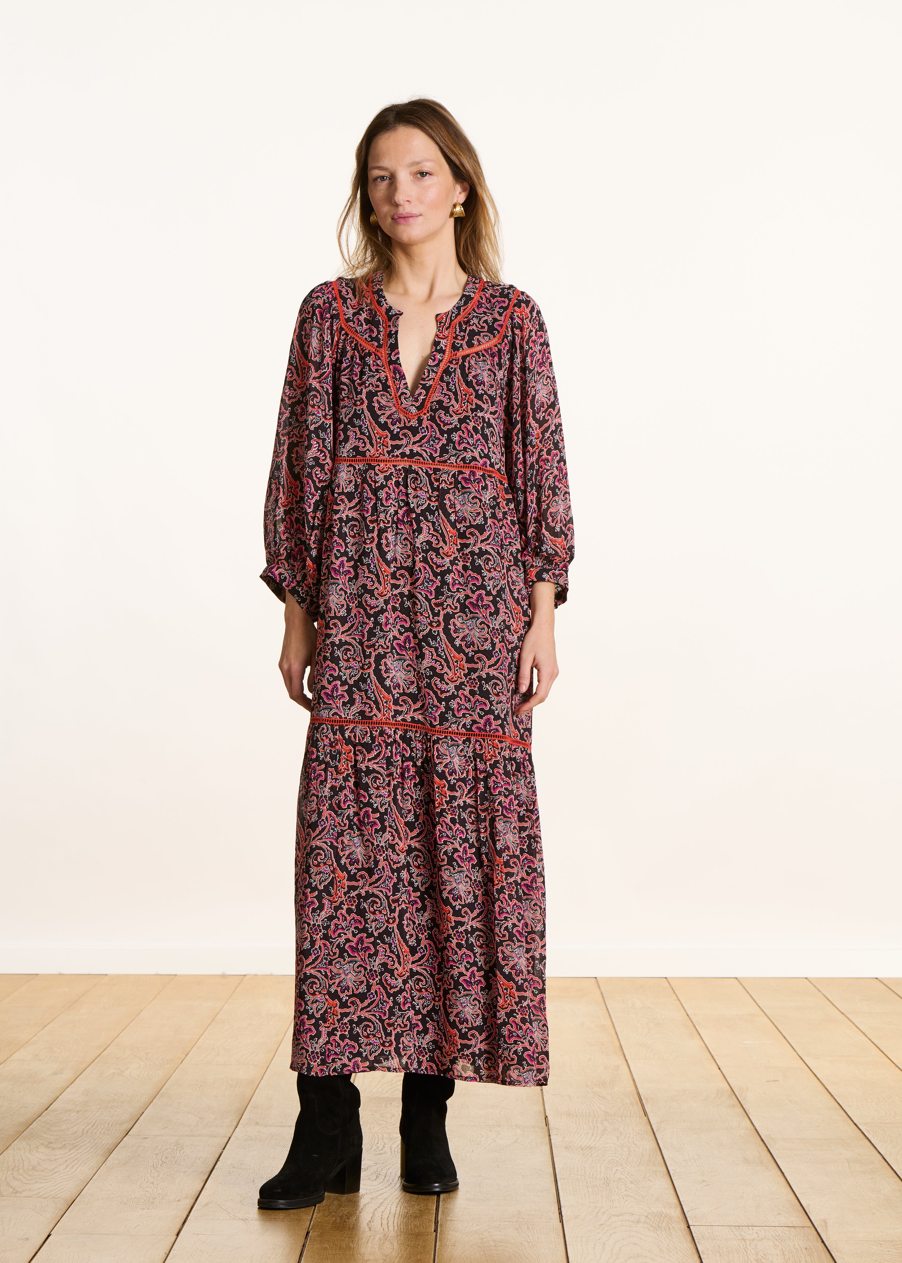 Zwarte wijde lange jurk met 3/4 mouwen en print