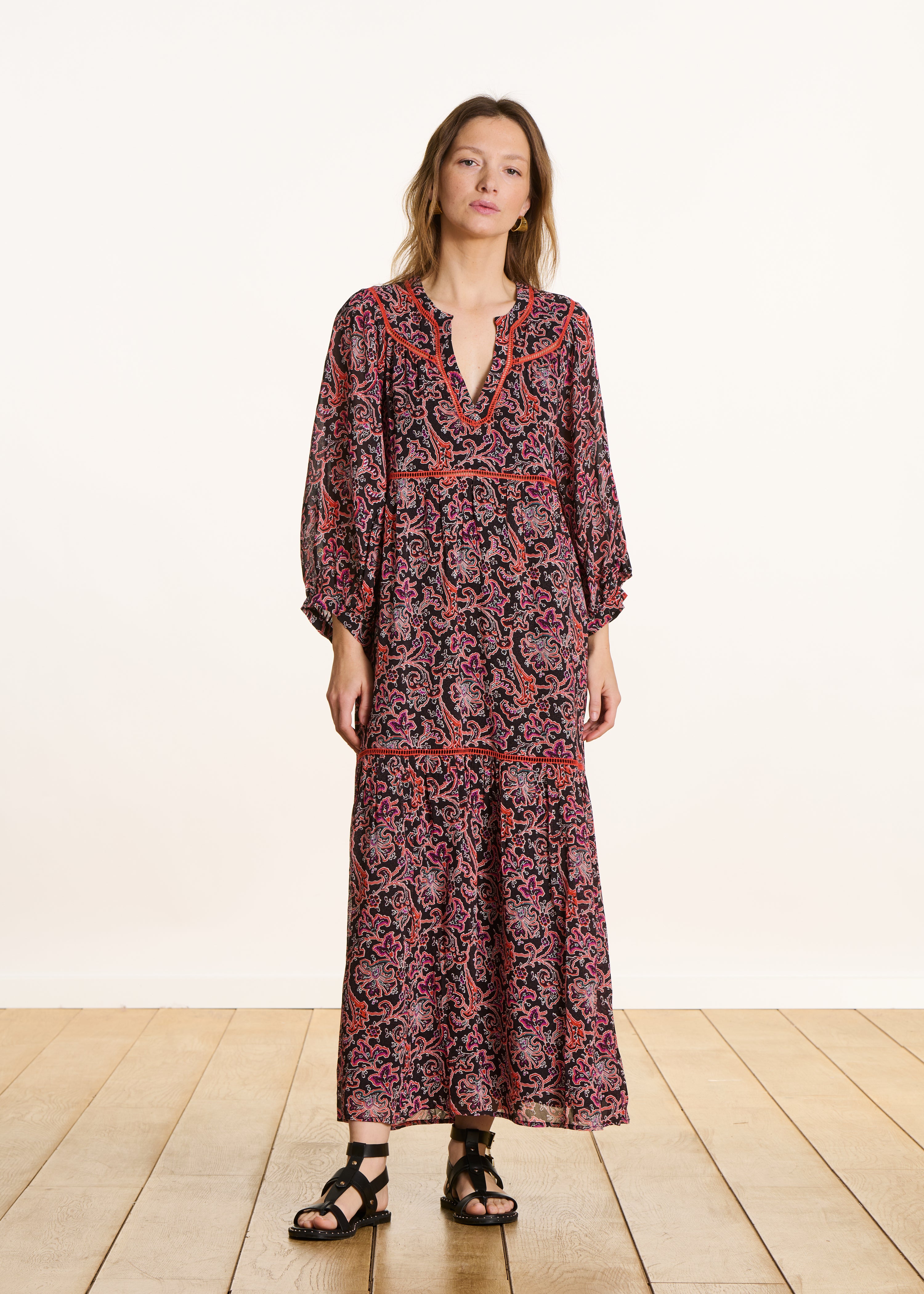 Robe longue ample noire à imprimé manches 3/4