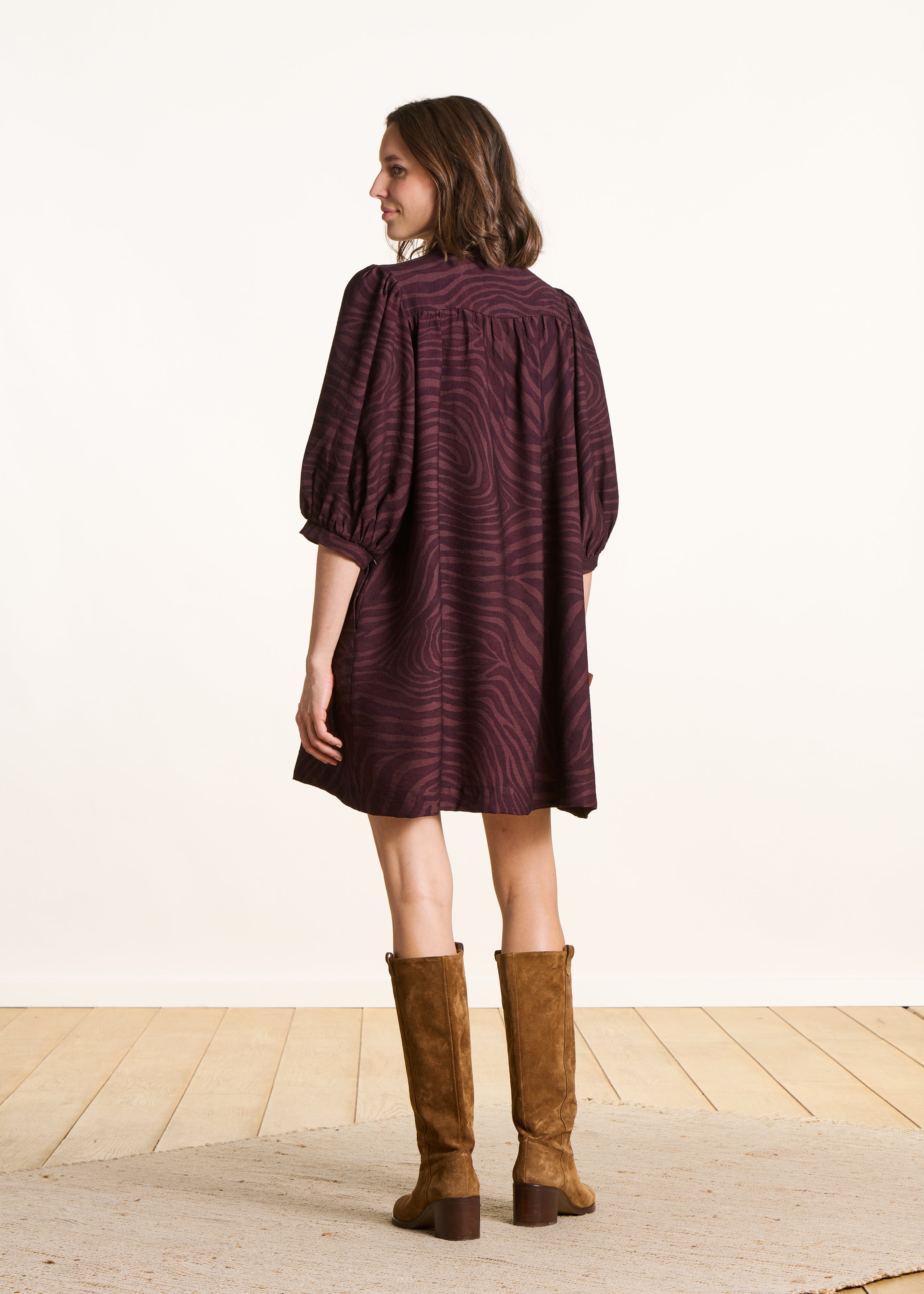 Robe courte marron à imprimé animalier