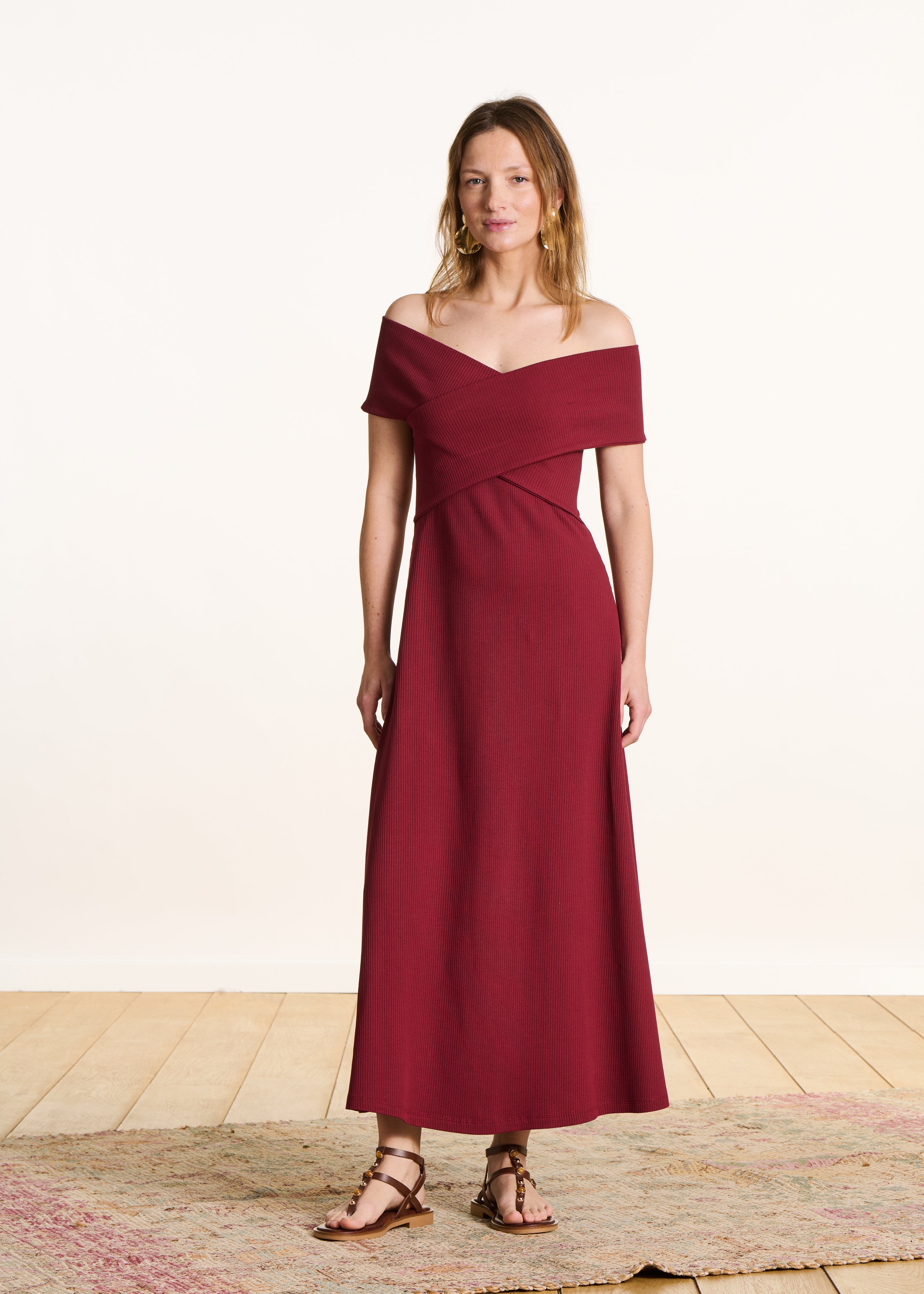 Robe midi bordeaux sans manches col bardot