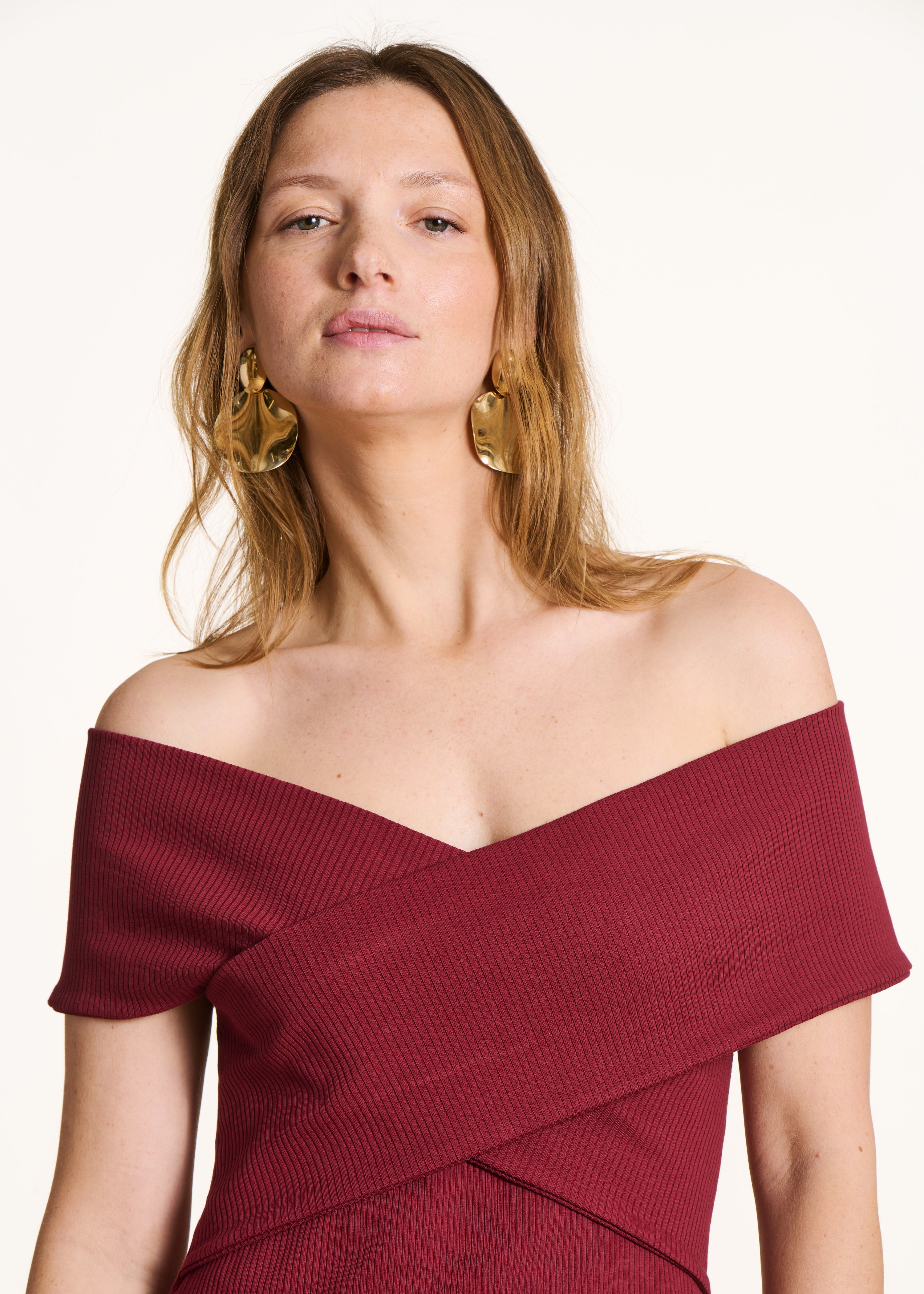 Robe midi bordeaux sans manches col bardot
