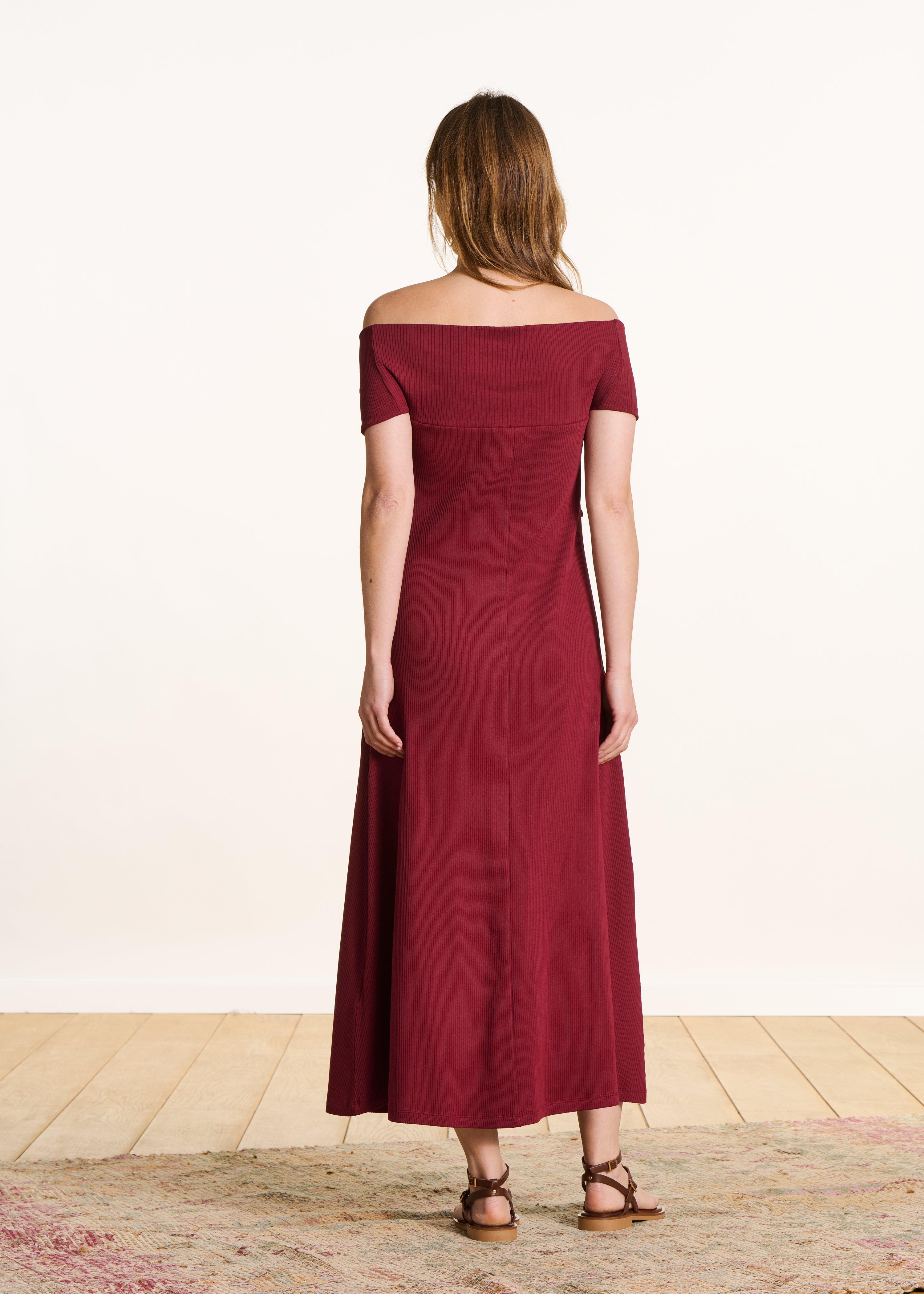 Robe midi bordeaux sans manches col bardot