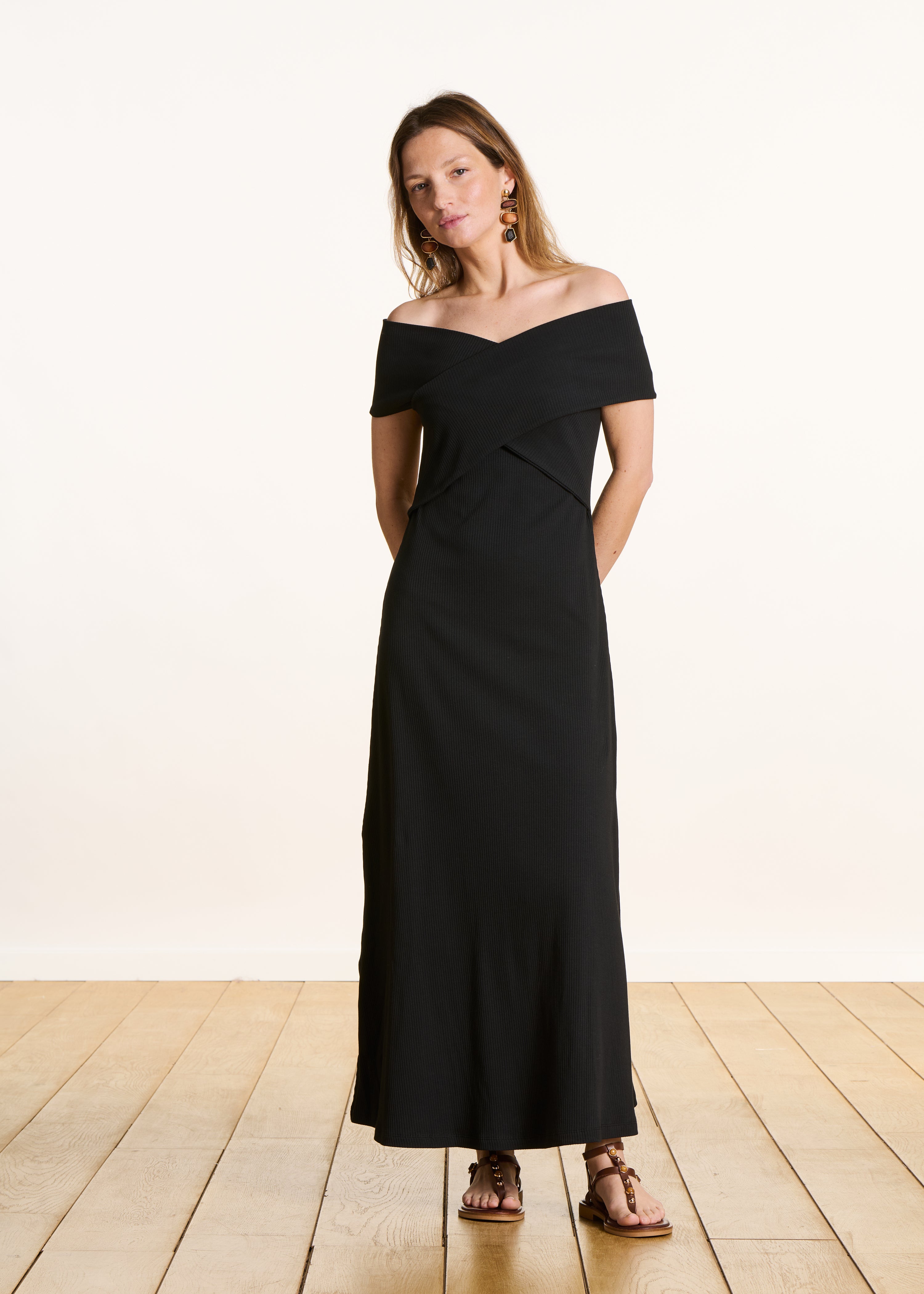 Vestido midi negro sin mangas con escote bardot