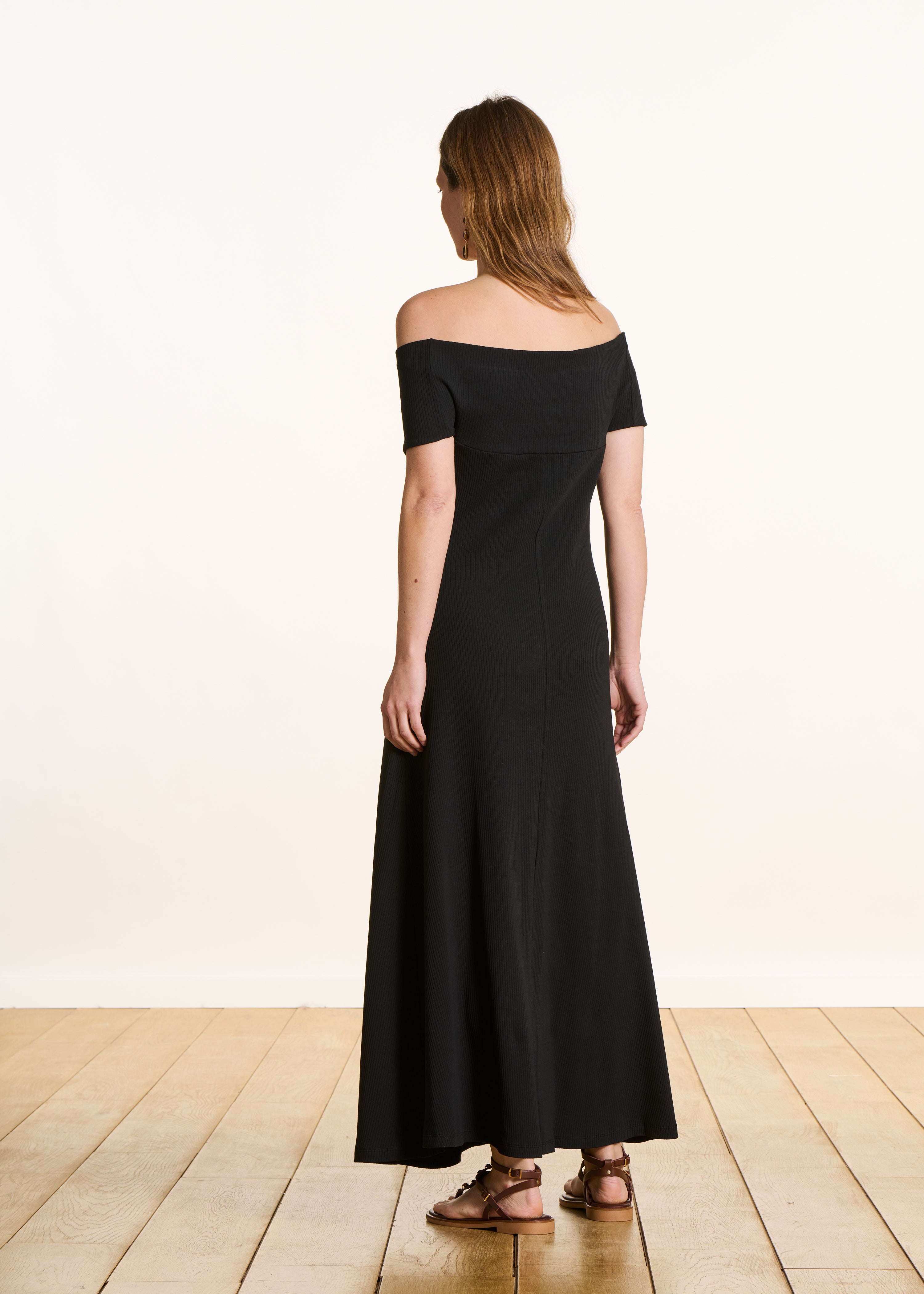 Vestido midi negro sin mangas con escote bardot