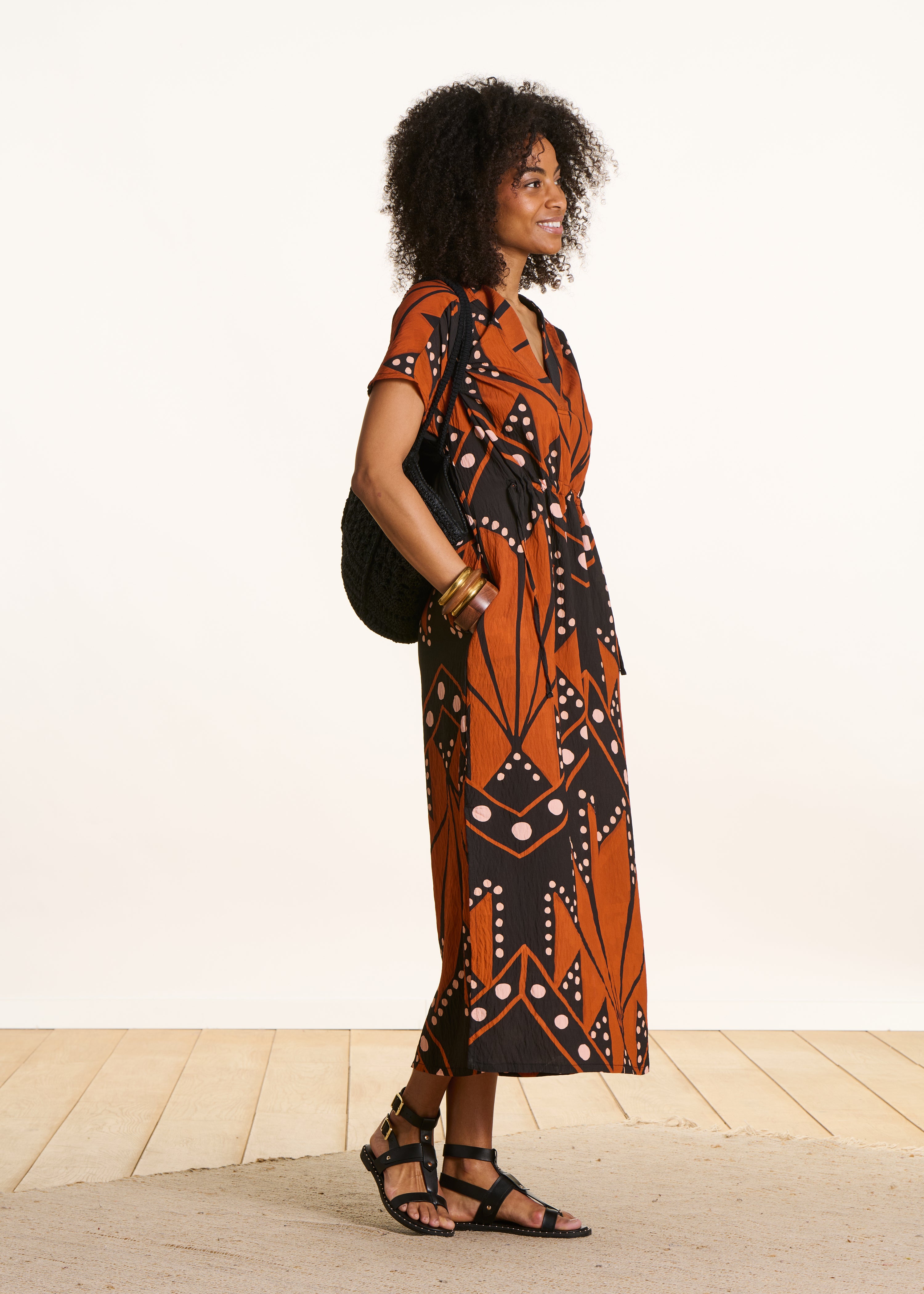 Abito lungo con scollo a V e stampa nero e arancione