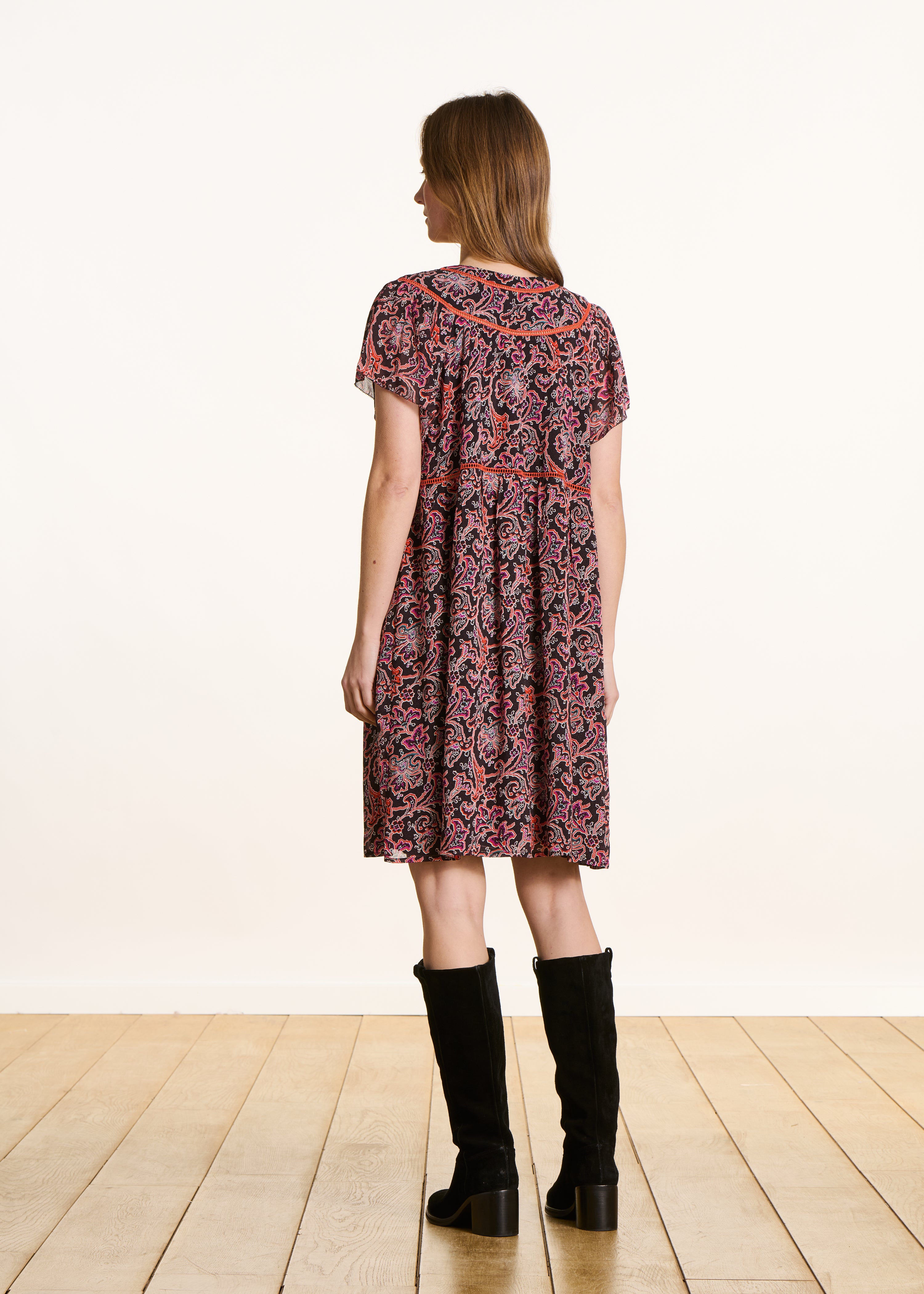 Robe courte droite noire à imprimé floral