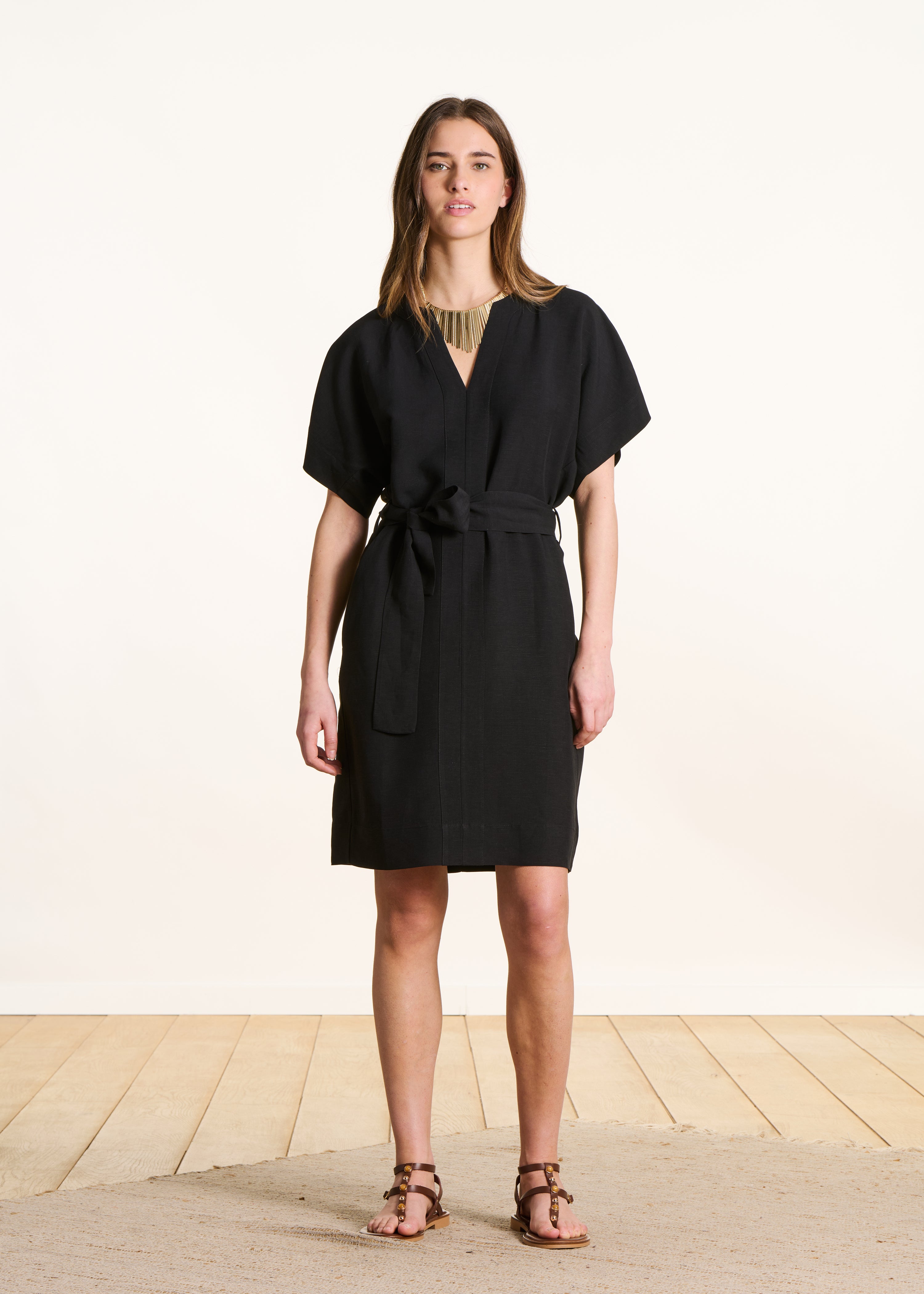 Zwarte losse korte jurk met korte mouwen