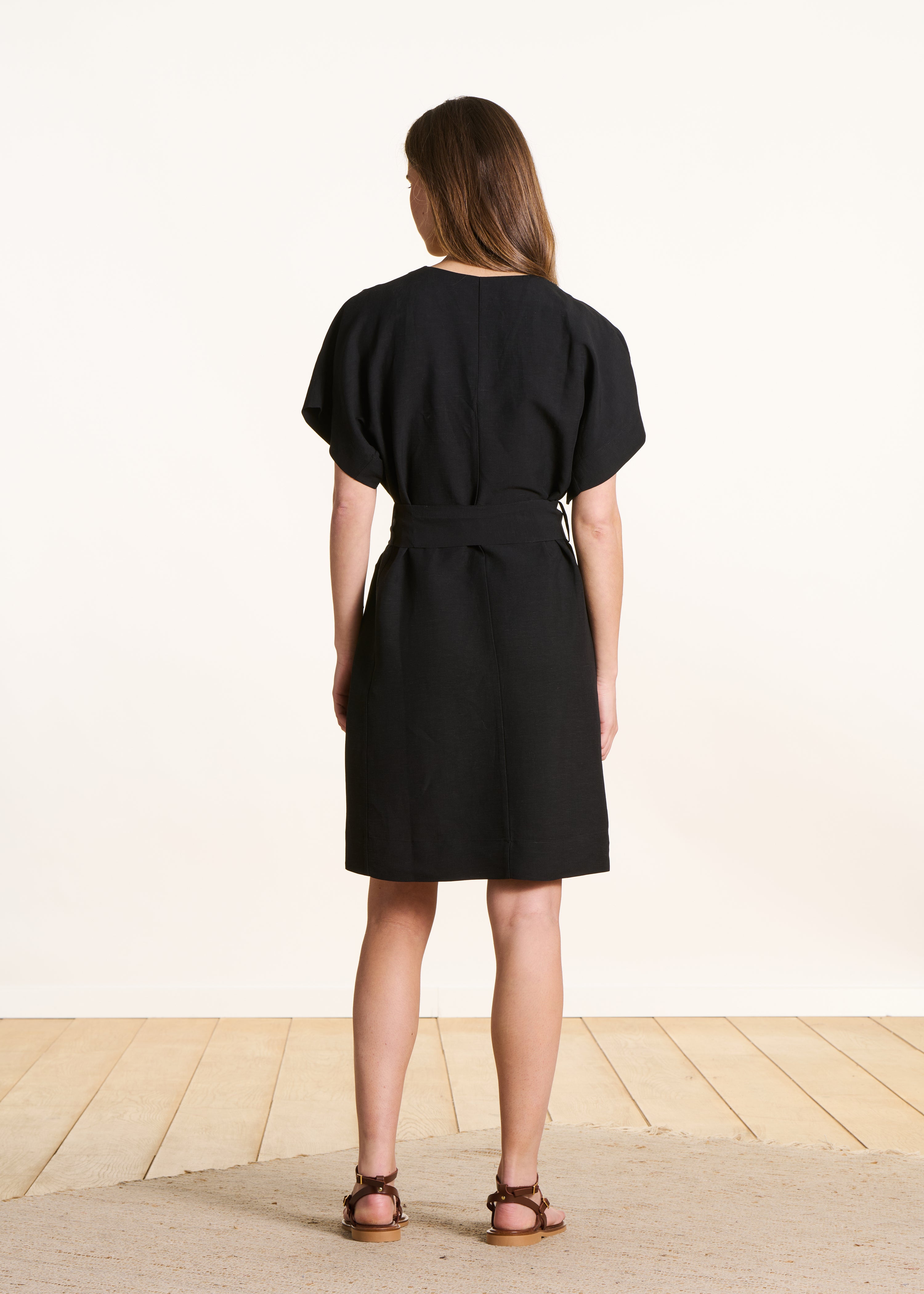 Vestido curto largo preto com mangas curtas