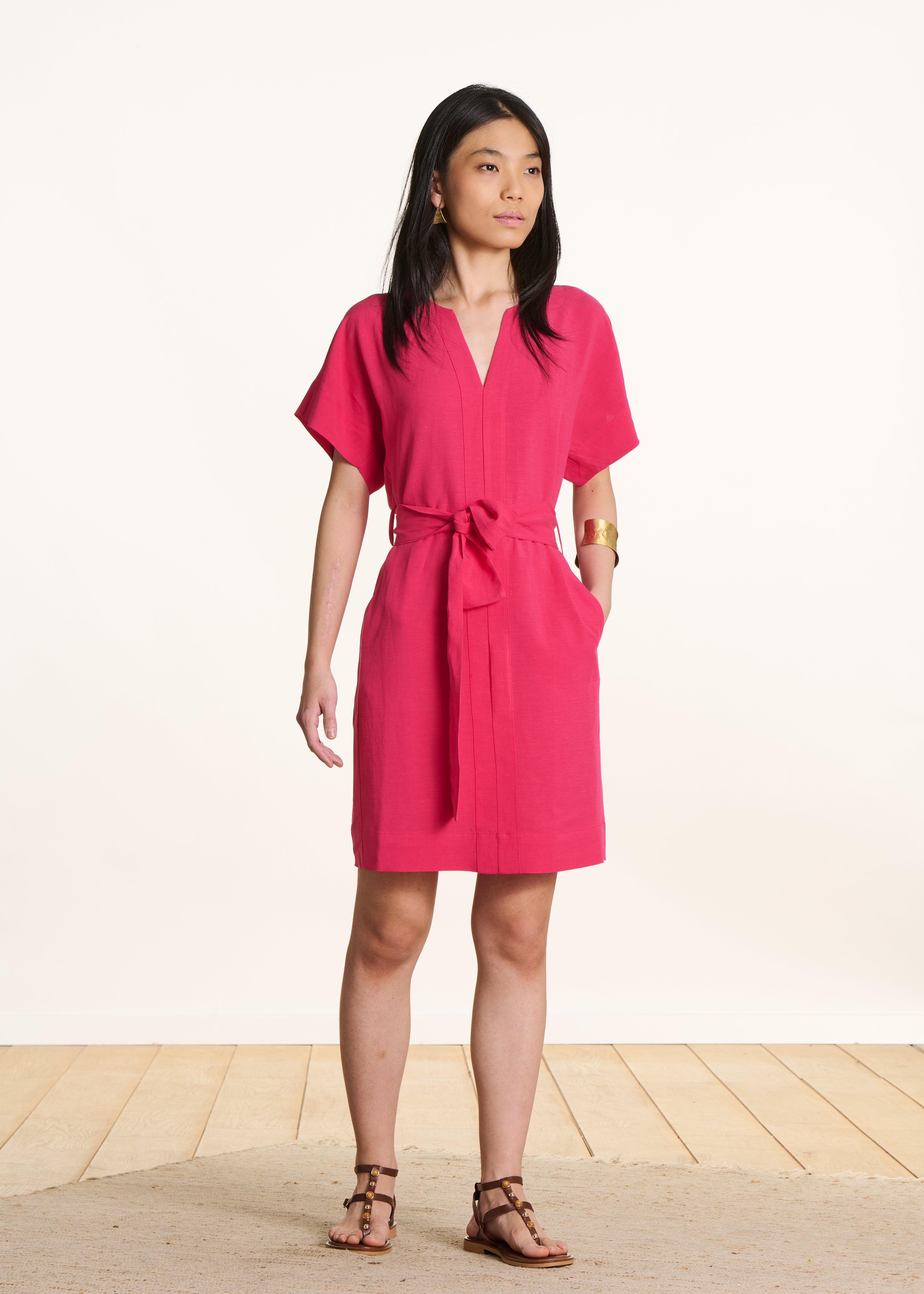 Abito corto ampio rosa fucsia con maniche corte