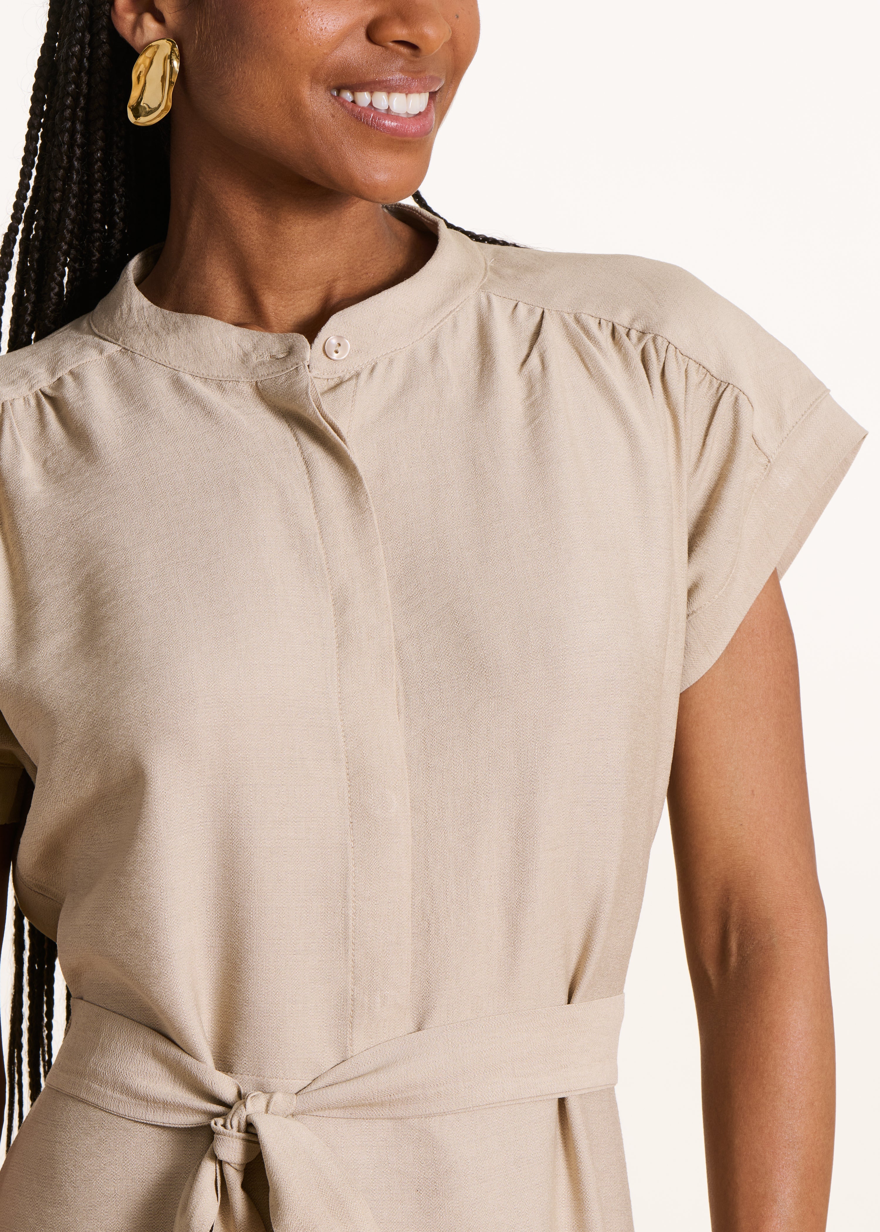 Robe longue ceinturée beige manches courtes