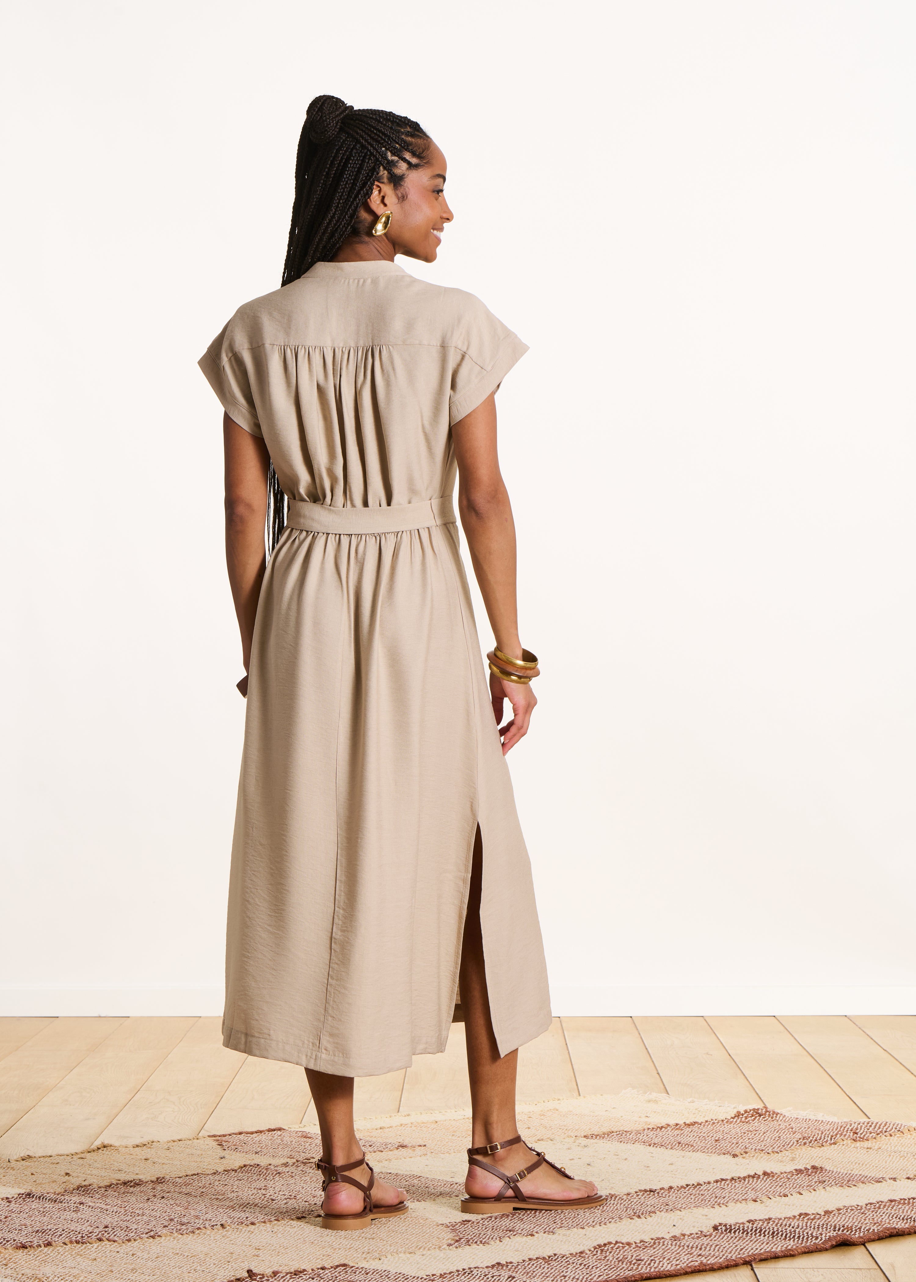 Robe longue ceinturée beige manches courtes