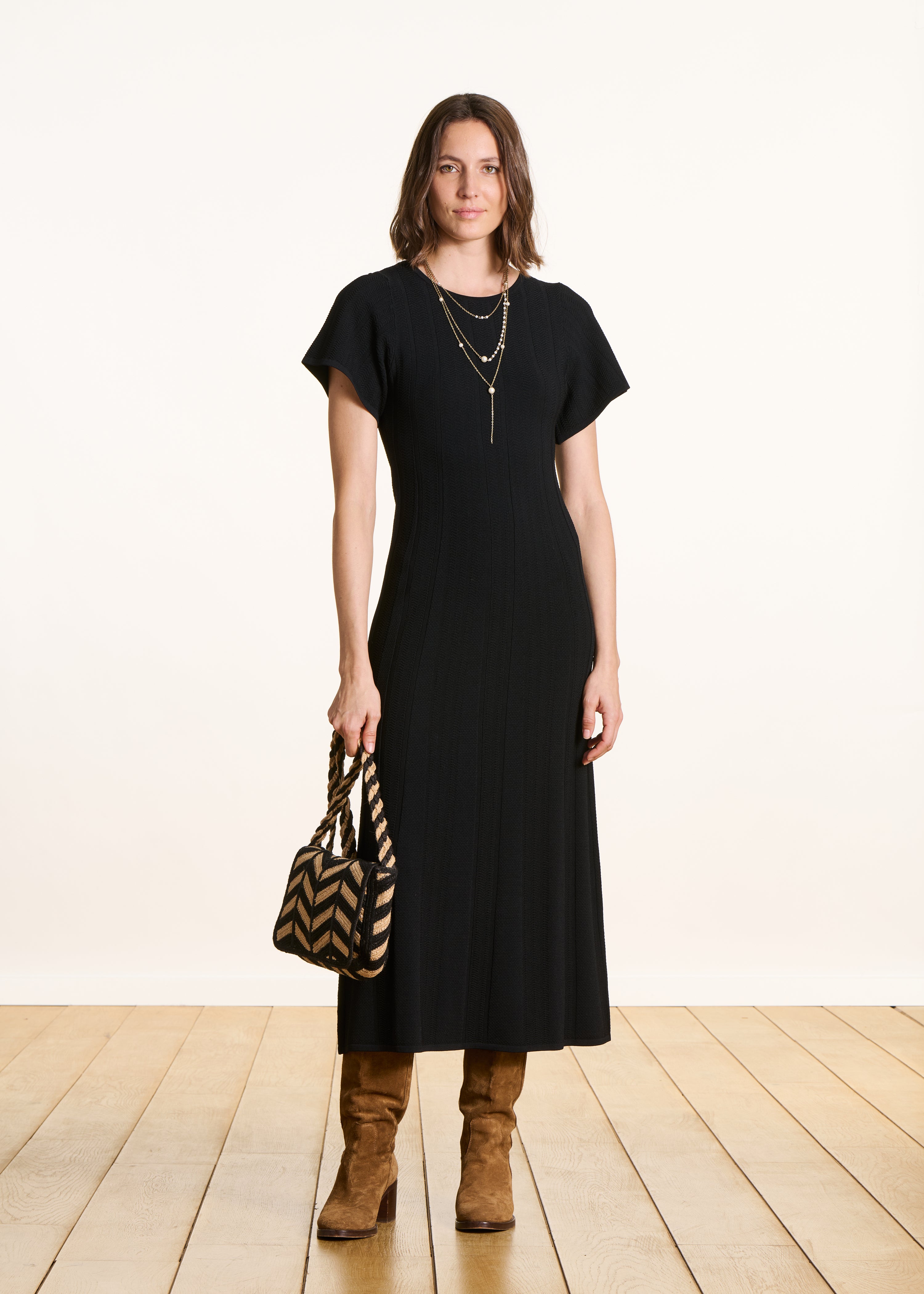 Vestido largo negro de punto con mangas cortas