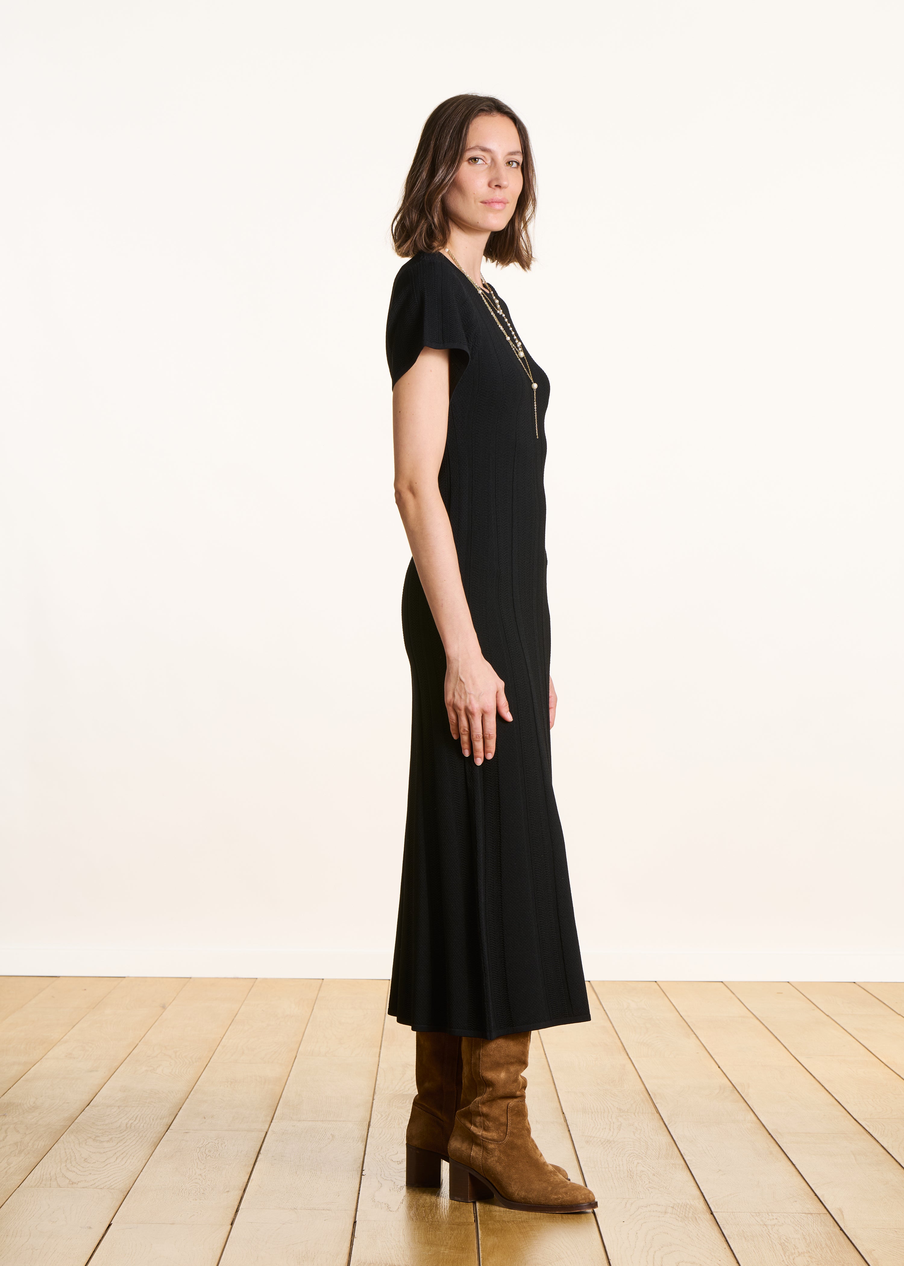 Vestido largo negro de punto con mangas cortas