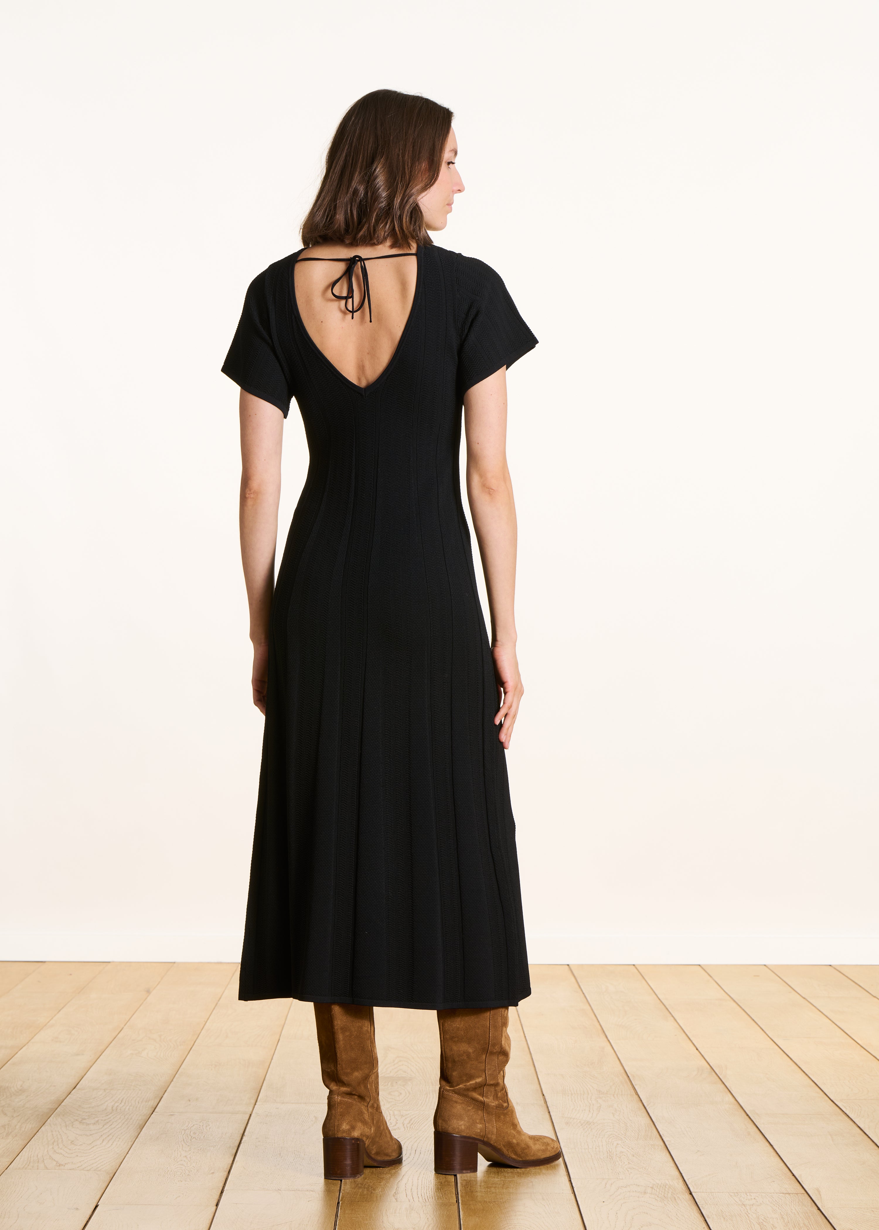 Vestido largo negro de punto con mangas cortas