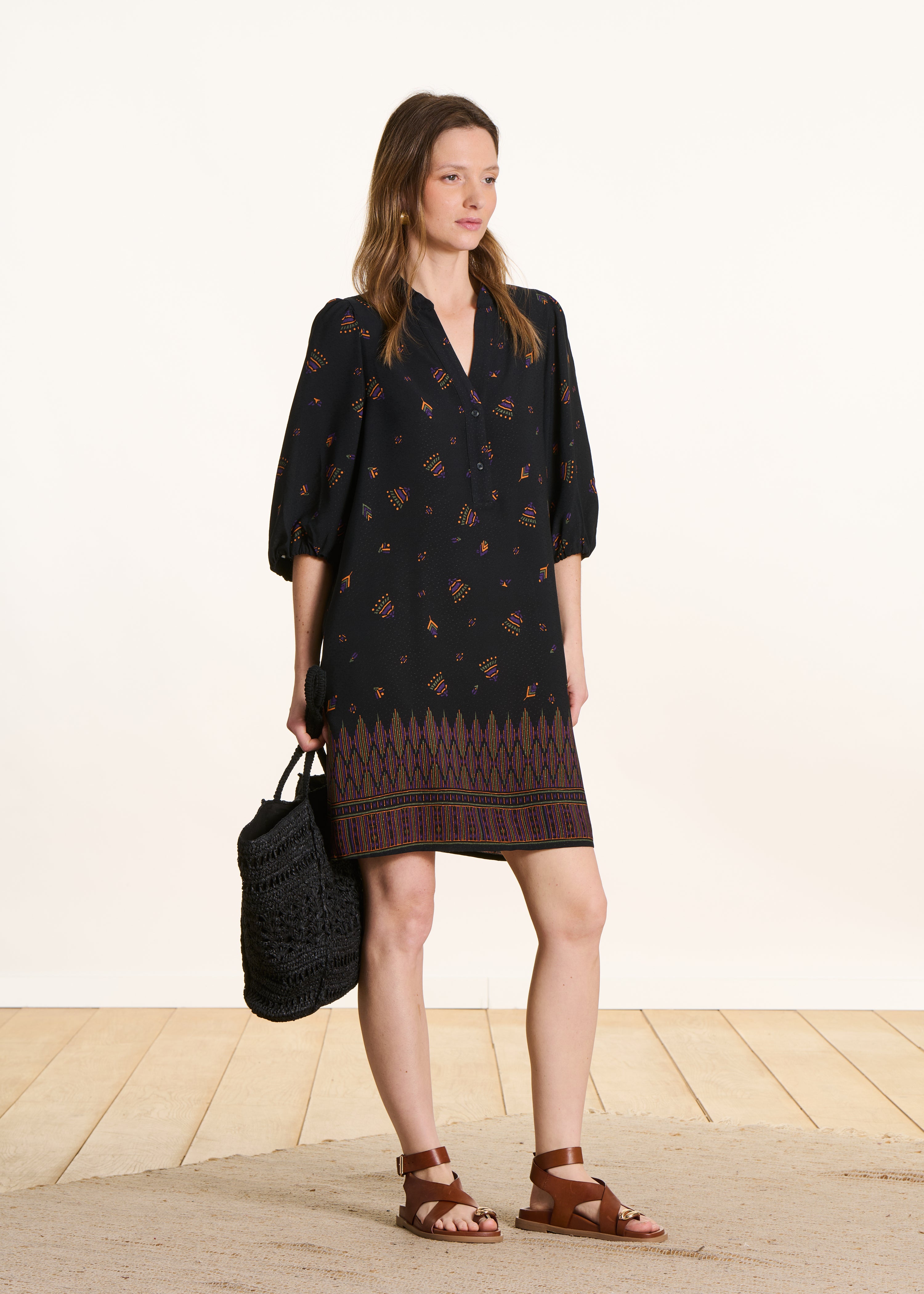 Vestido corto amplio negro con estampado