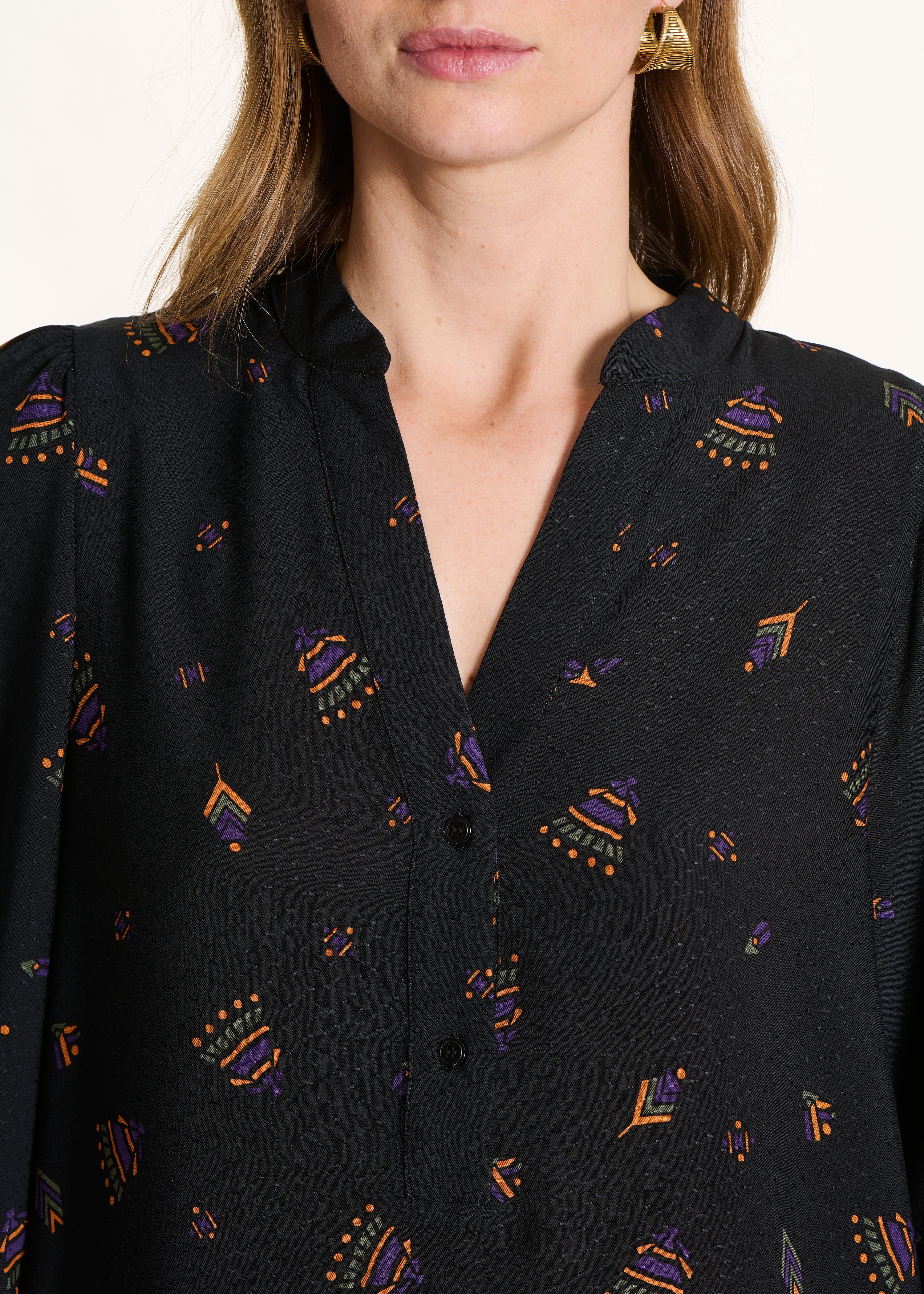 Vestido corto amplio negro con estampado