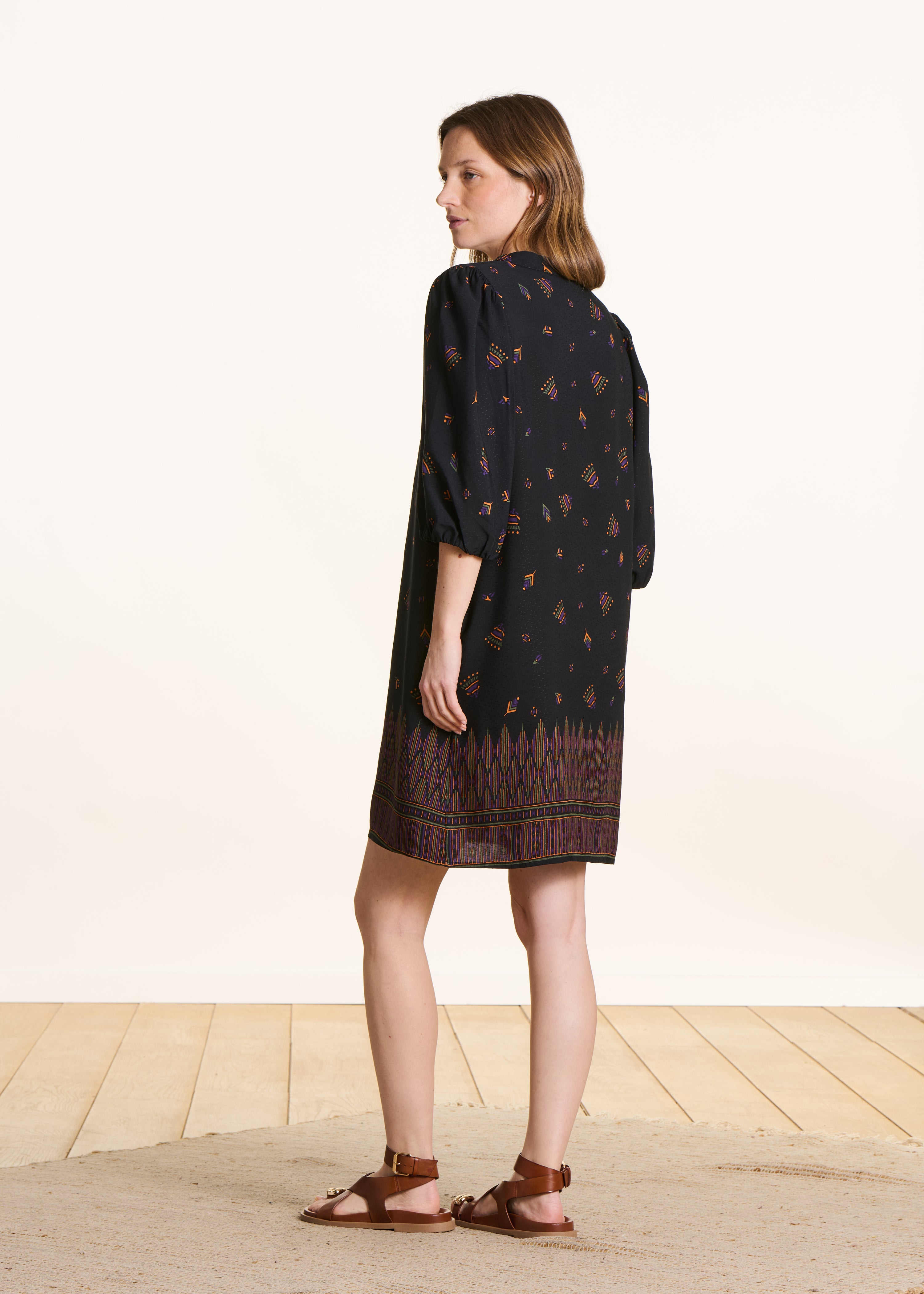 Vestido corto amplio negro con estampado