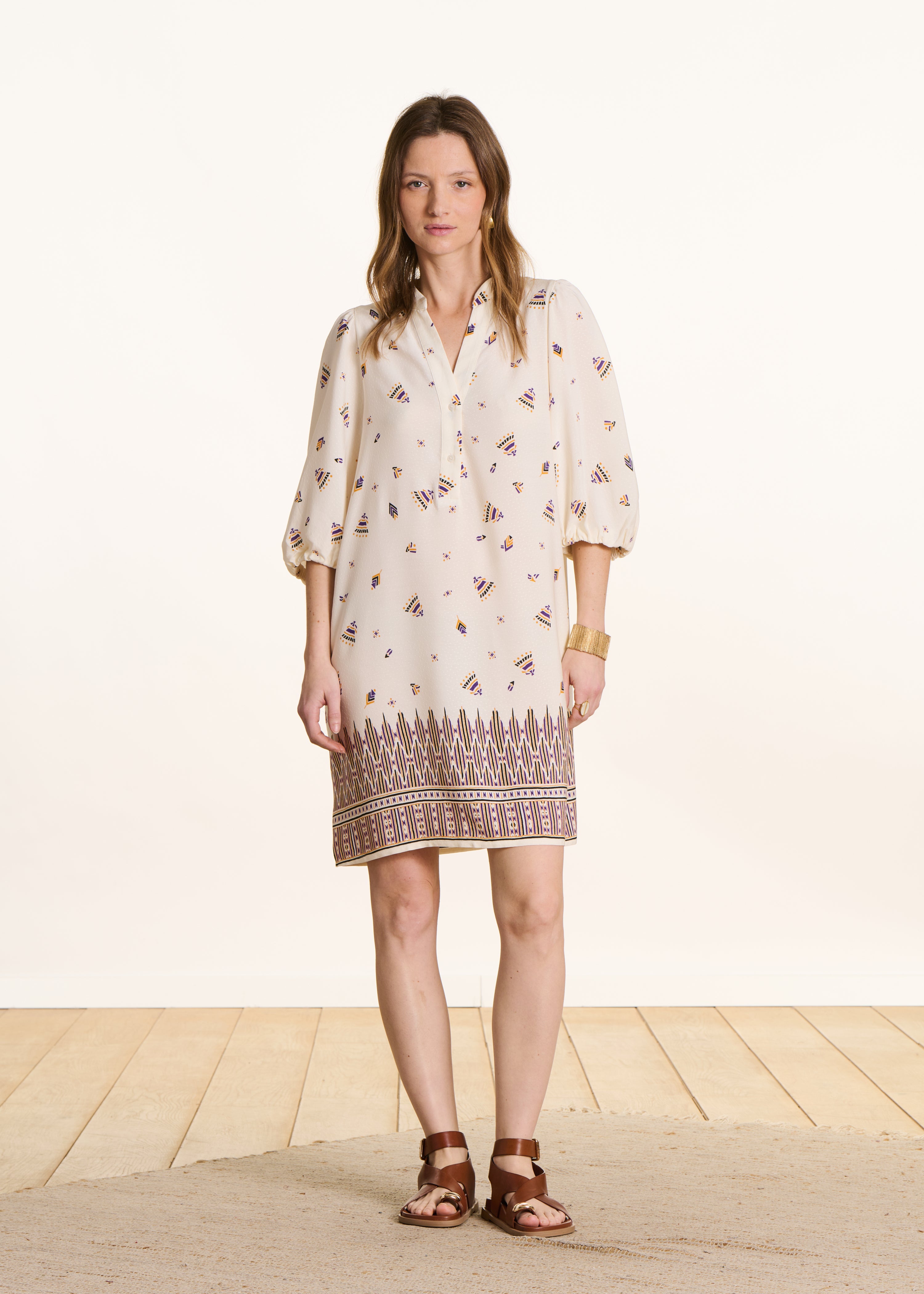 Weites kurzes Kleid in Ecru mit Print