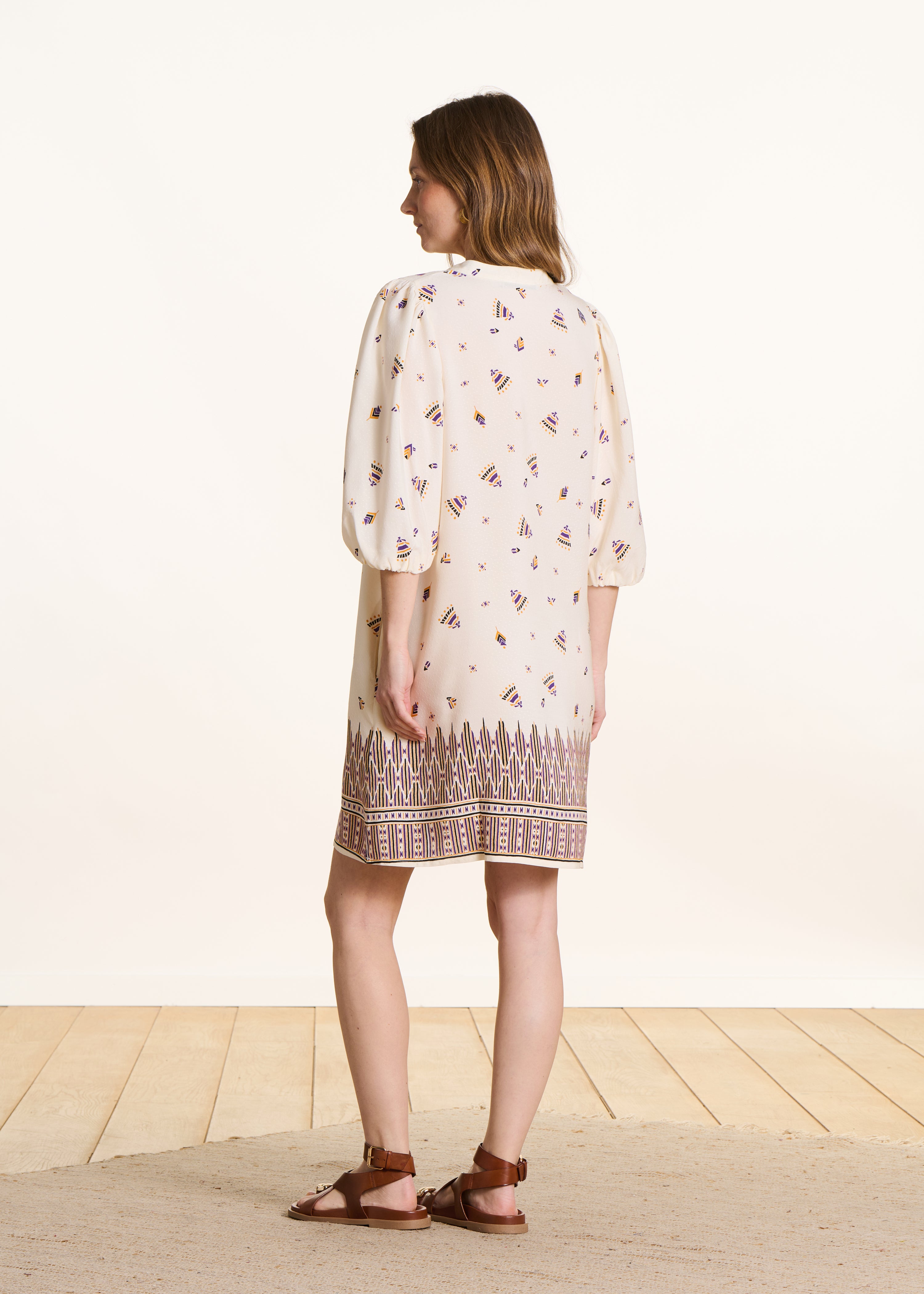 Weites kurzes Kleid in Ecru mit Print