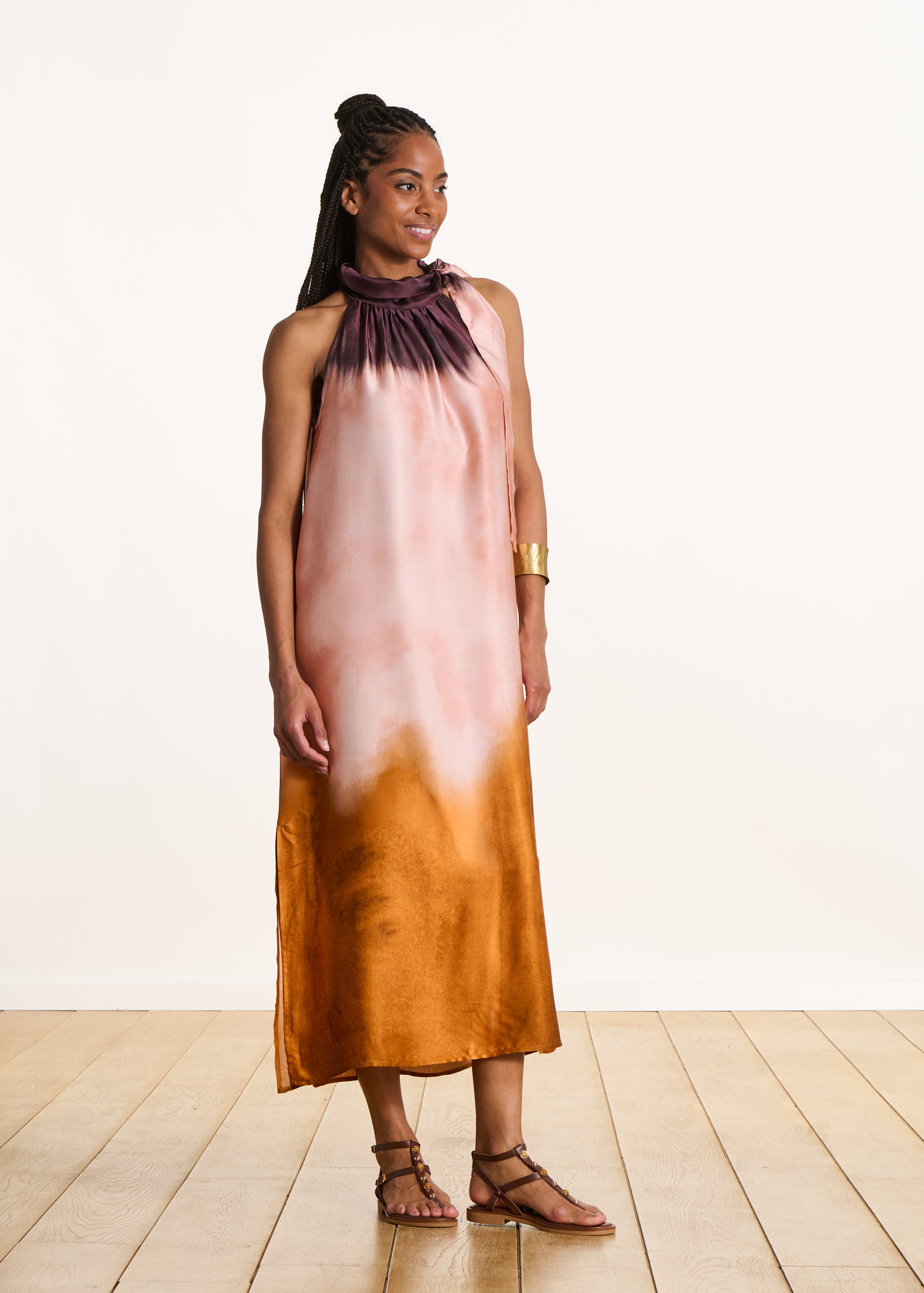 Vestido longo fluido em cetim rosa com estampado tie & dye