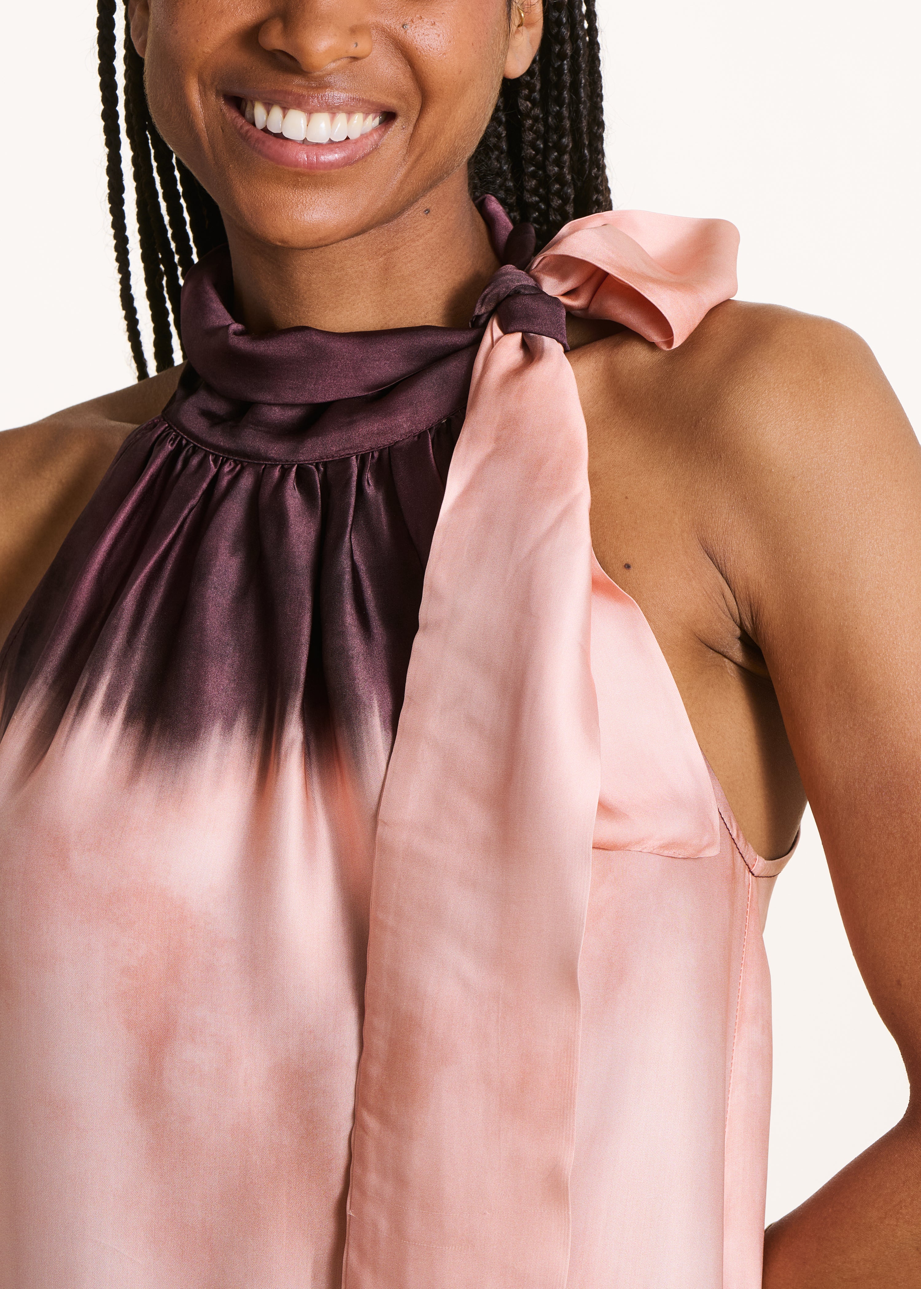 Vestido longo fluido em cetim rosa com estampado tie & dye