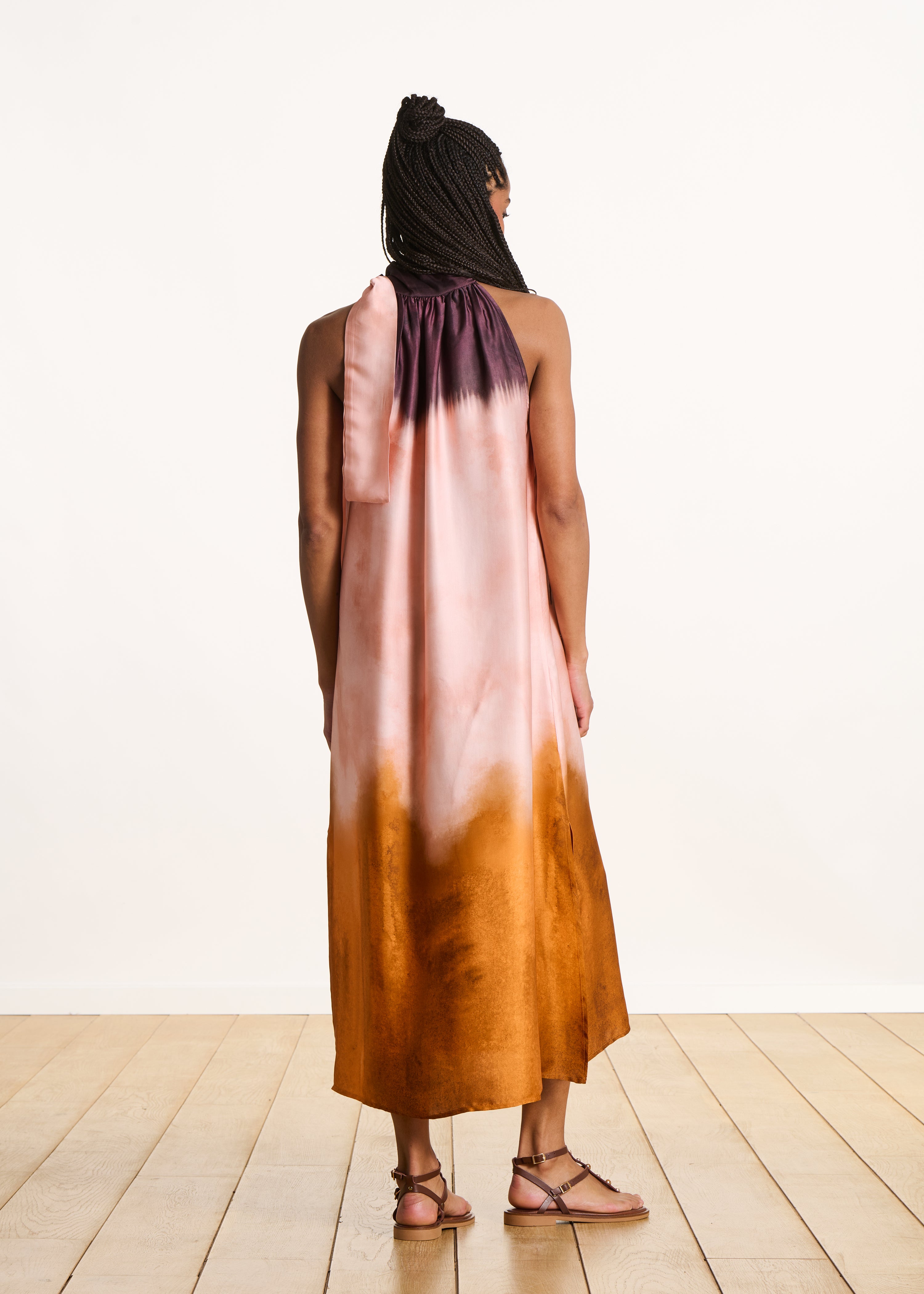 Vestido longo fluido em cetim rosa com estampado tie & dye