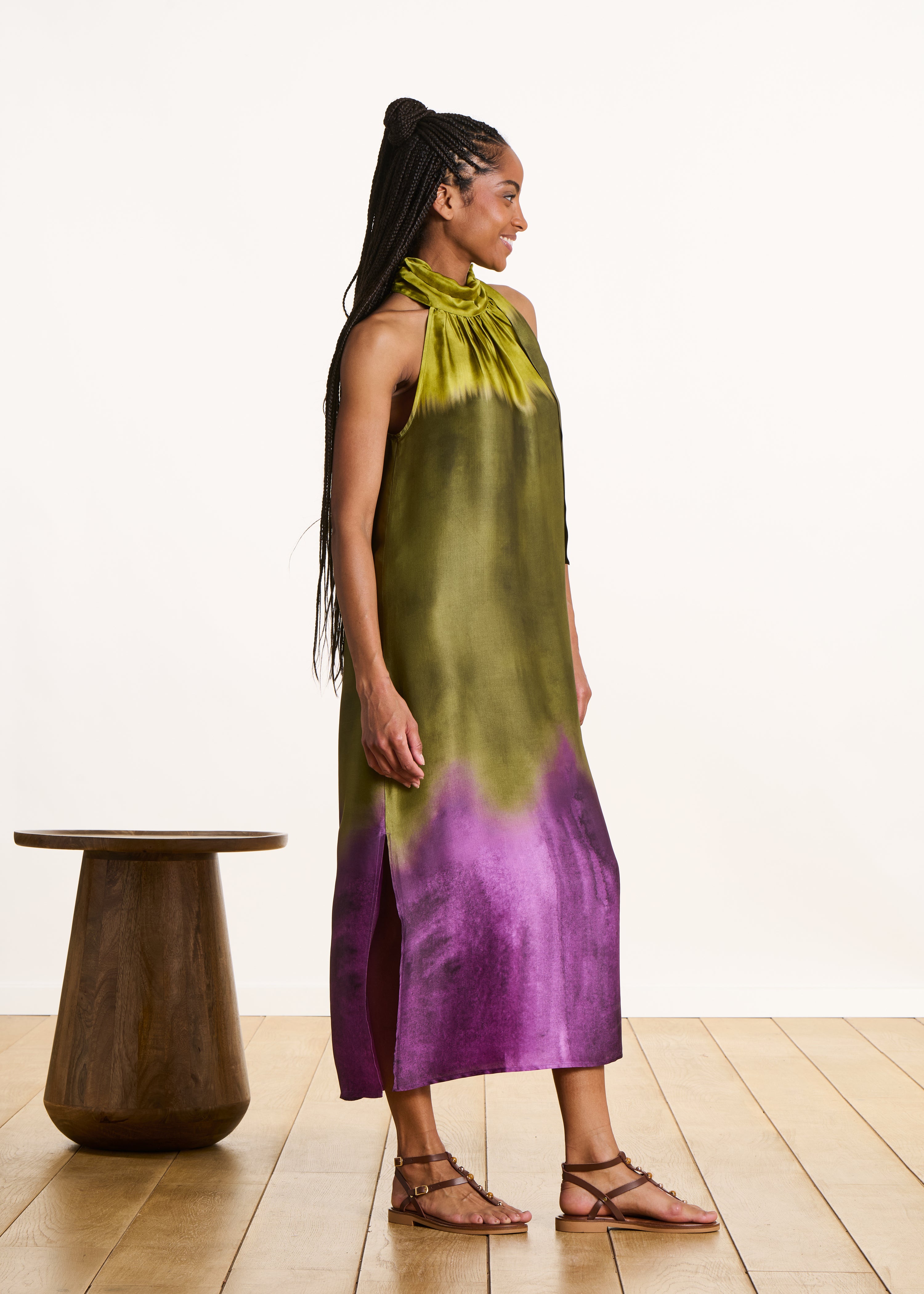 Lange, vloeiende jurk van groene satijn met tie-dye print