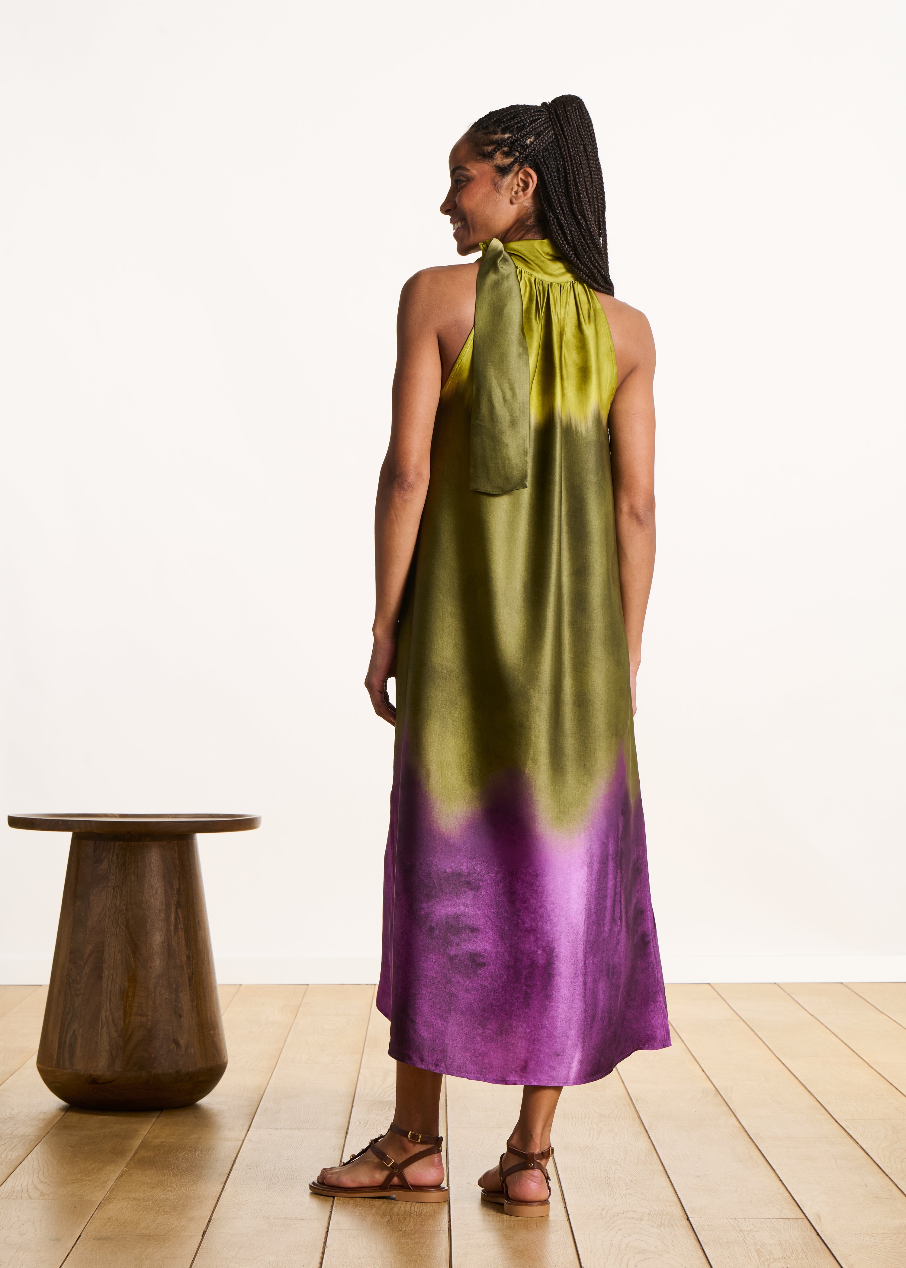 Lange, vloeiende jurk van groene satijn met tie-dye print