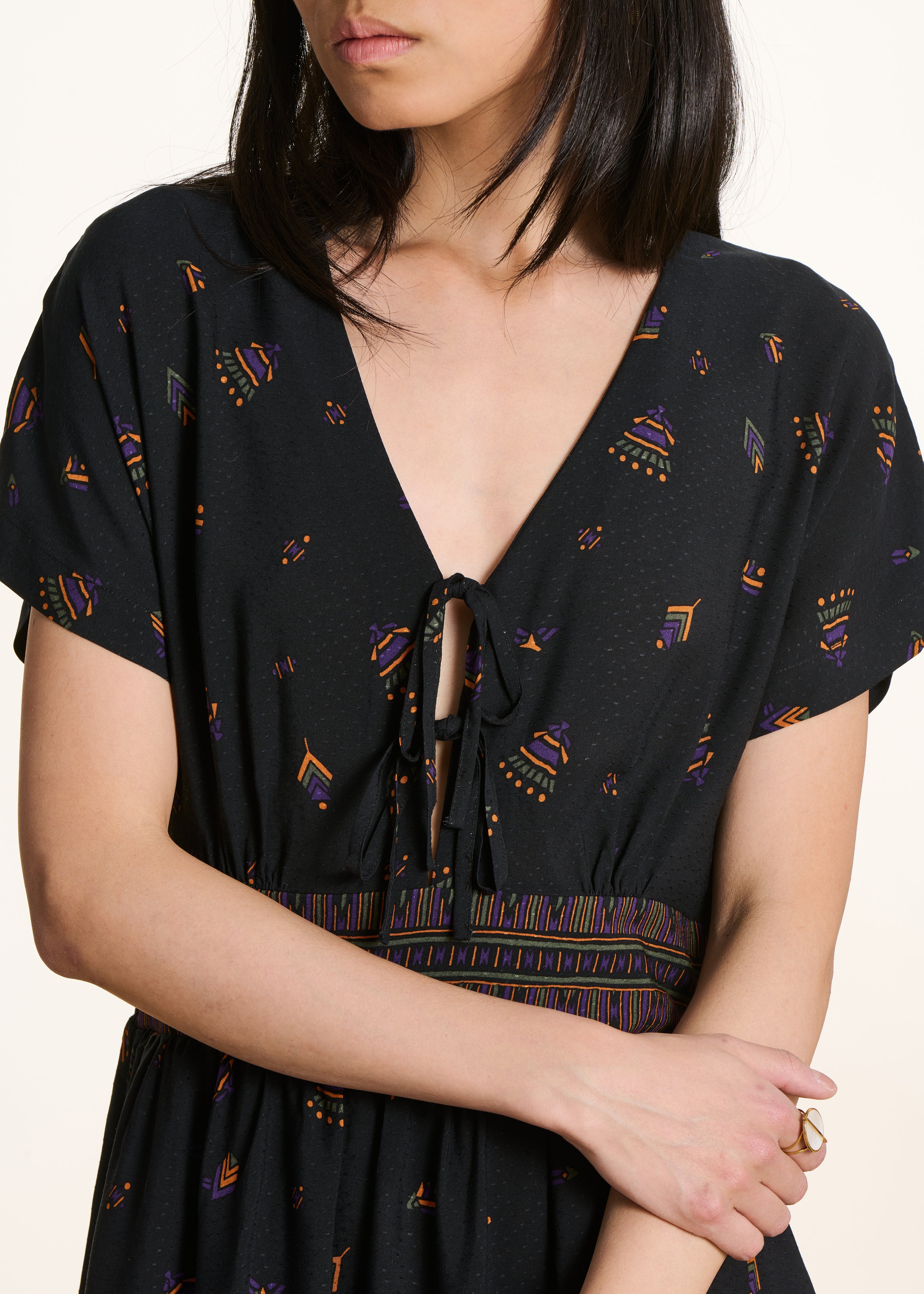 Schwarzes langes Kleid mit V-Ausschnitt und Print