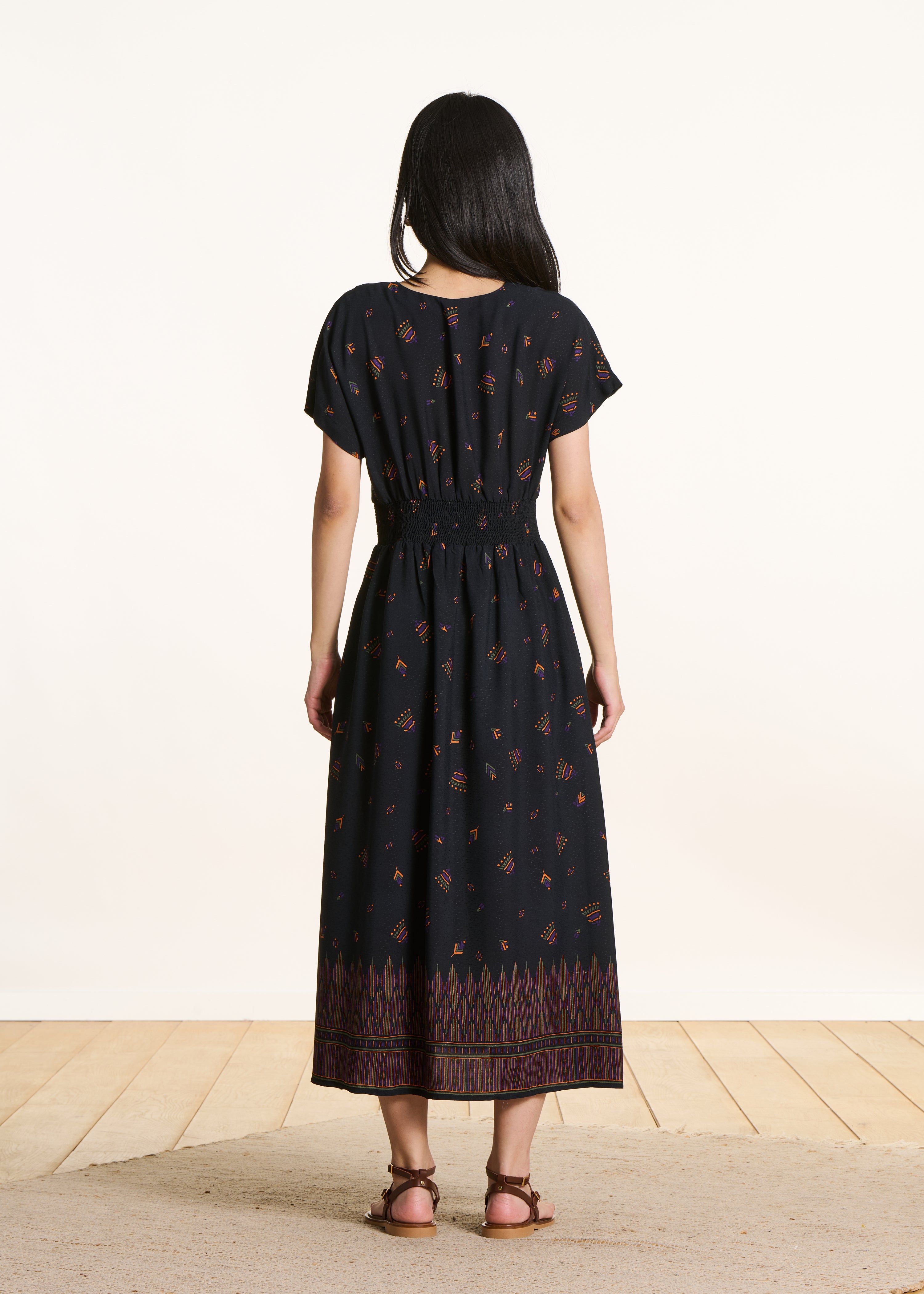 Schwarzes langes Kleid mit V-Ausschnitt und Print