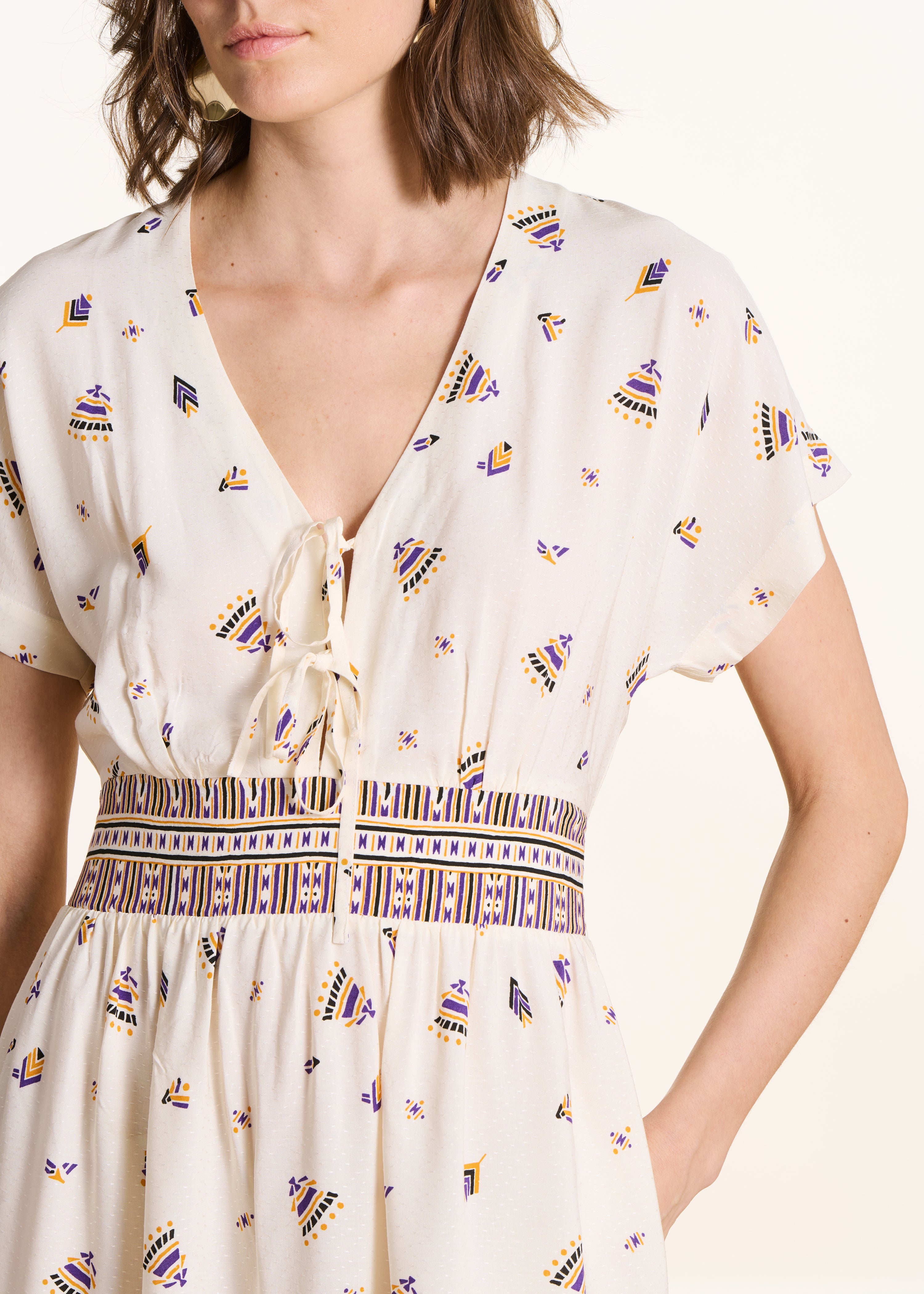 Langes Kleid in Ecru mit V-Ausschnitt und Print