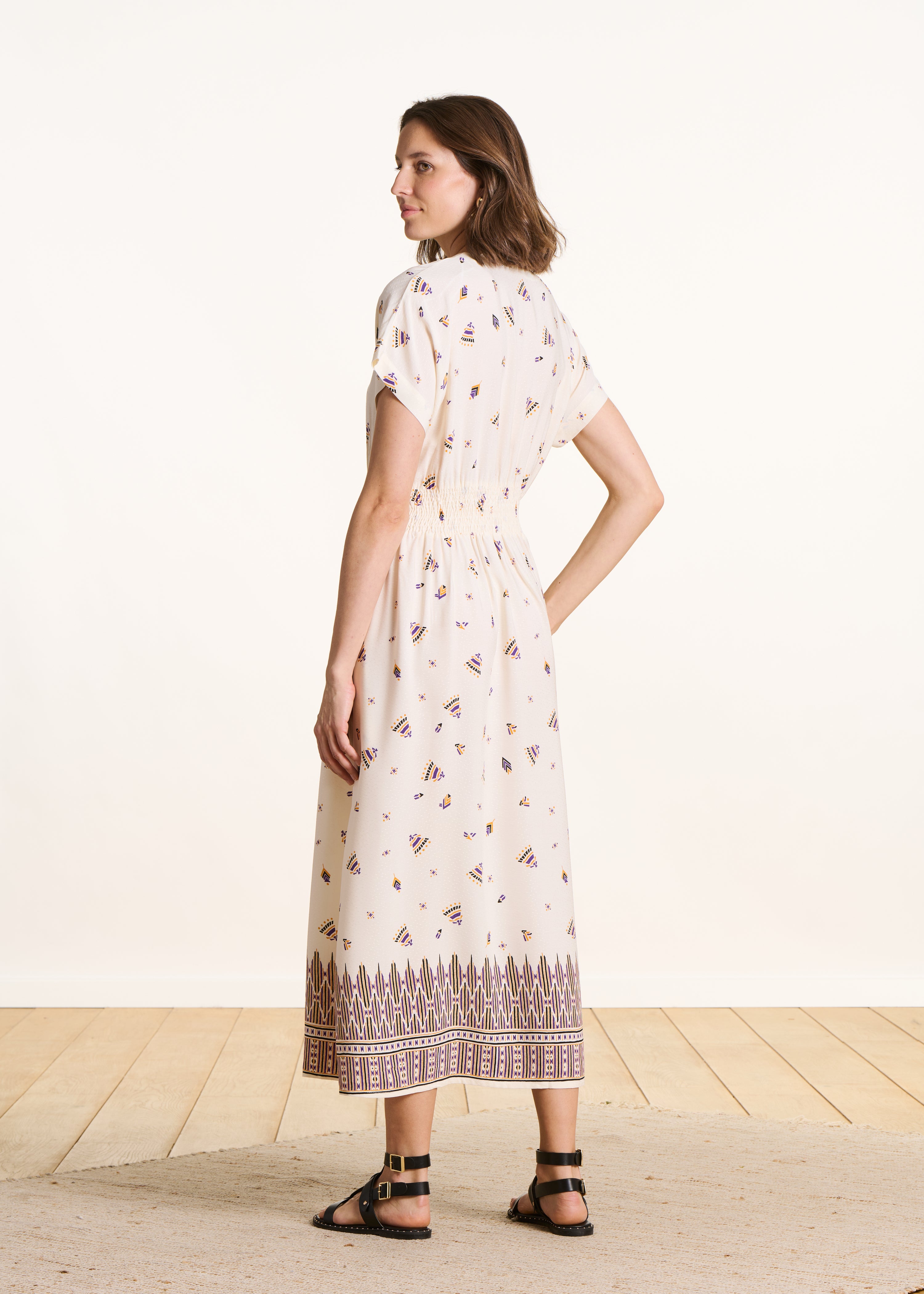 Langes Kleid in Ecru mit V-Ausschnitt und Print