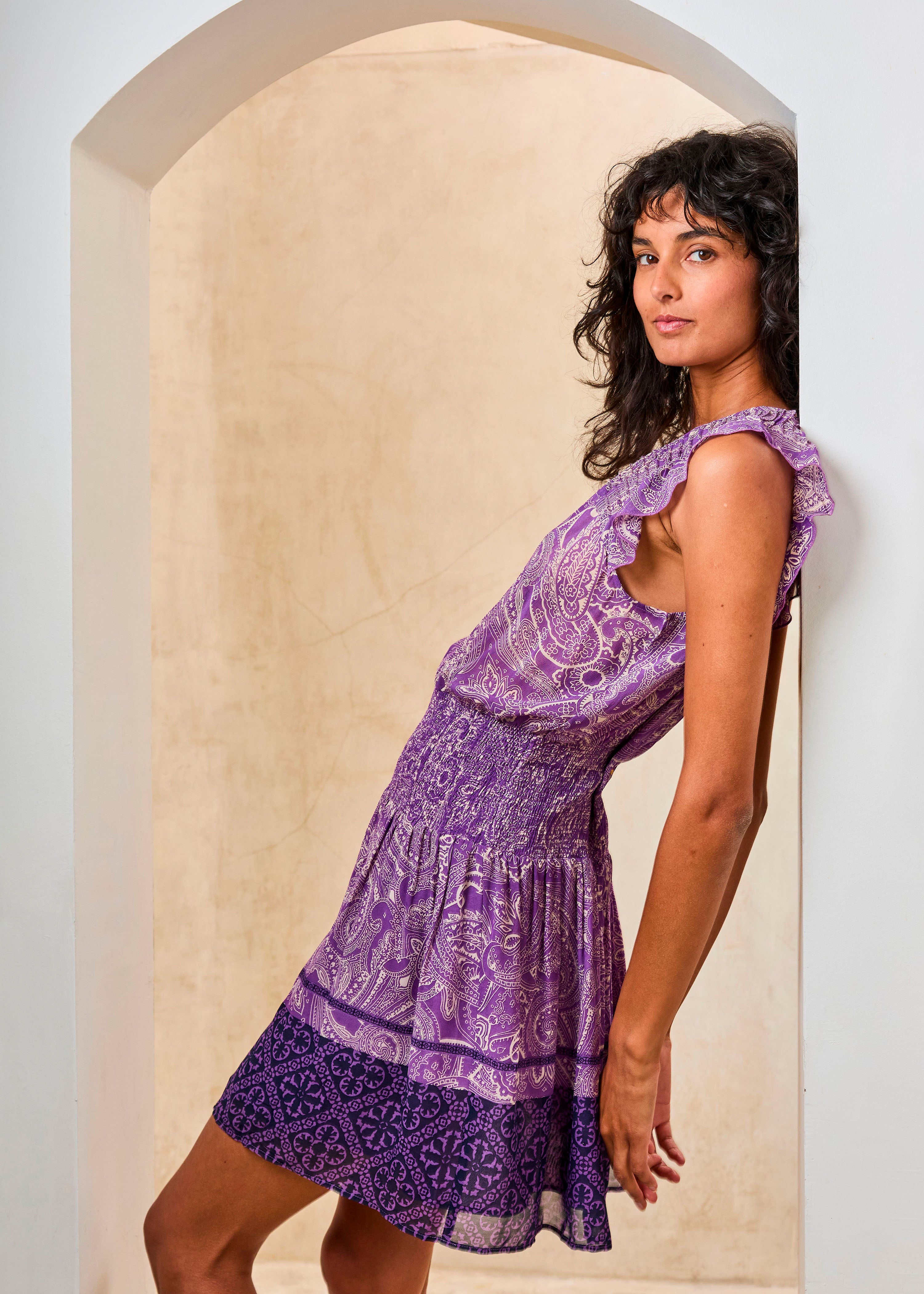Robe courte fluide violette à imprimé