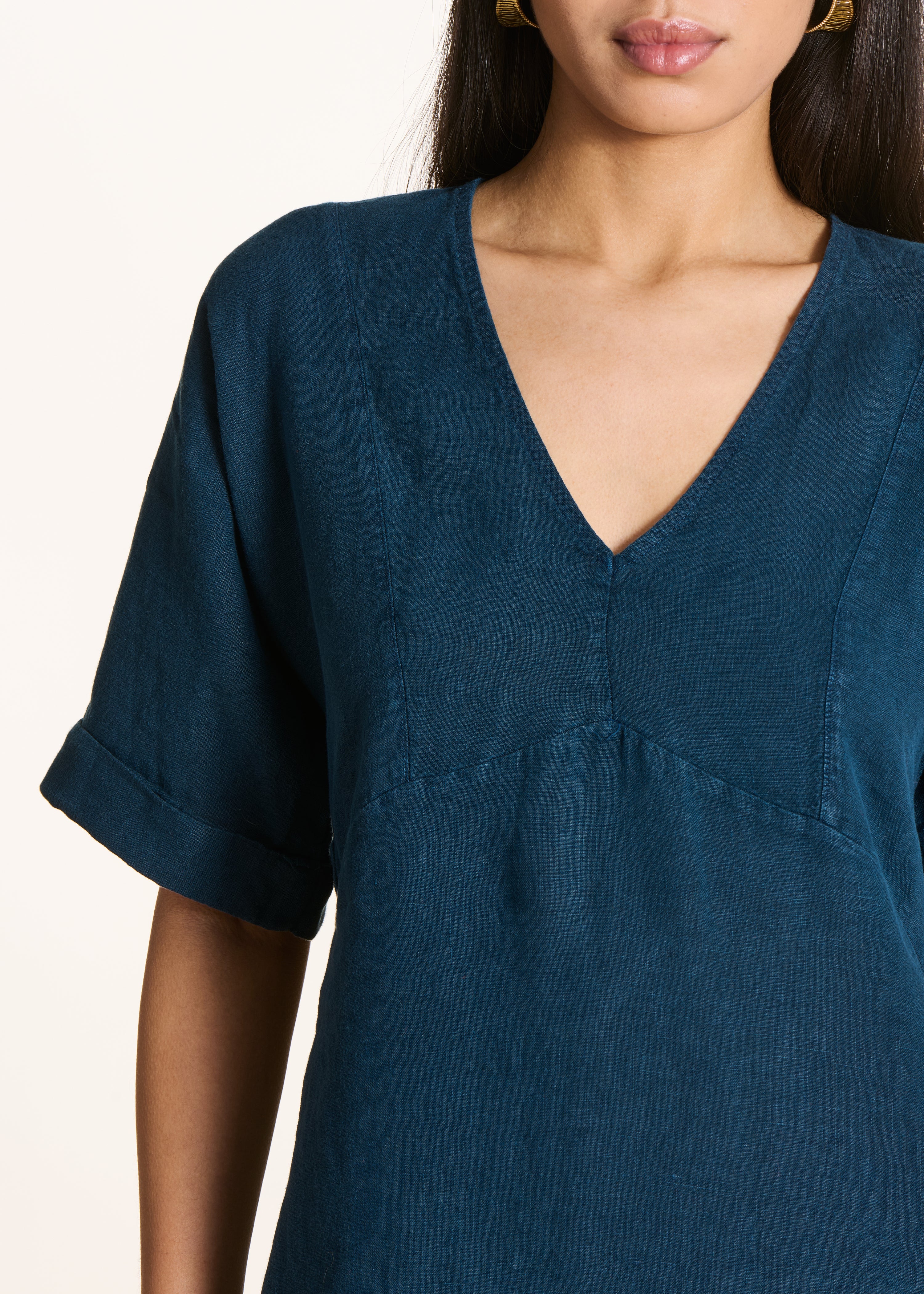 Weites kurzes Kleid aus Leinen in Petrolblau mit V-Ausschnitt