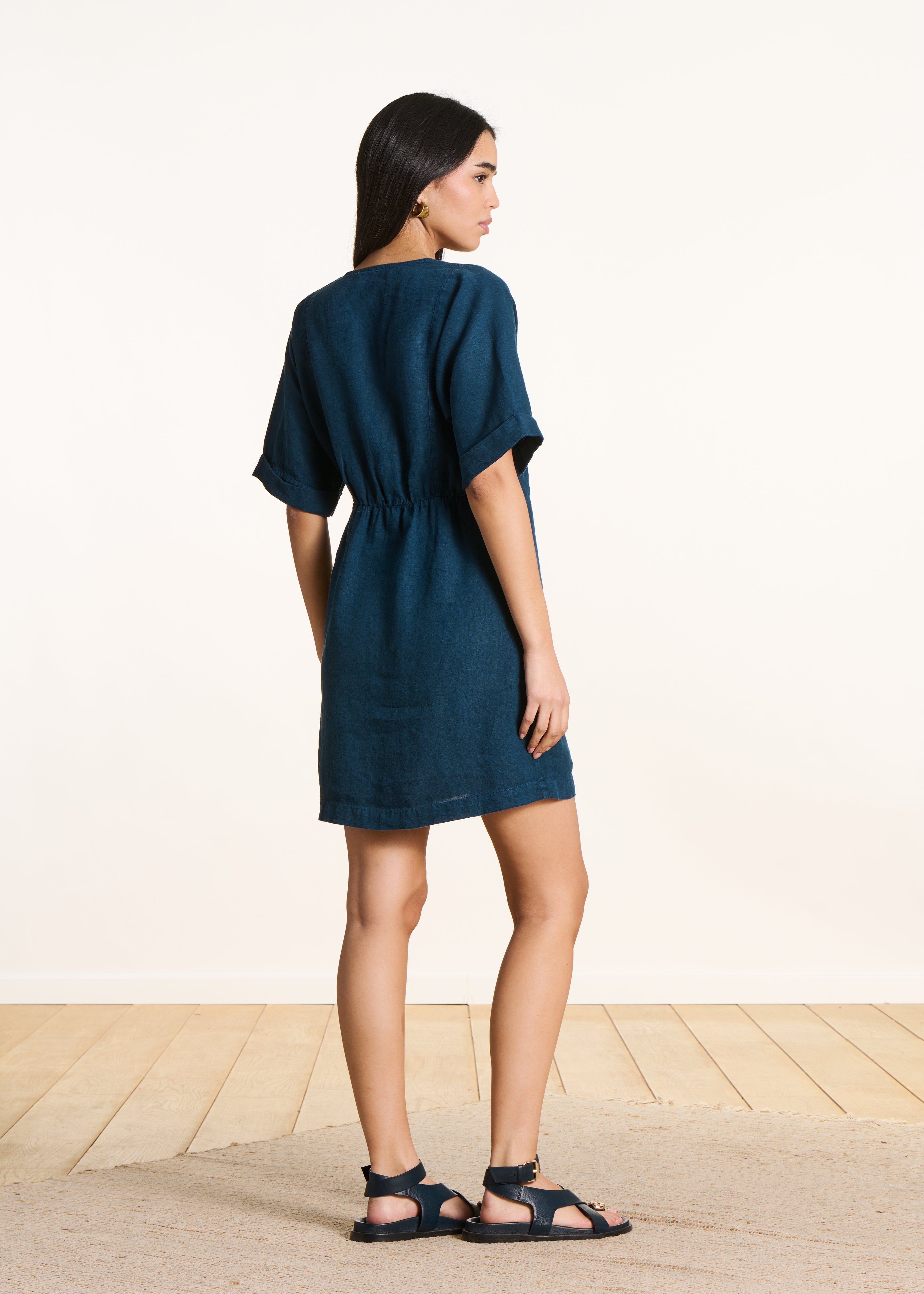 Weites kurzes Kleid aus Leinen in Petrolblau mit V-Ausschnitt